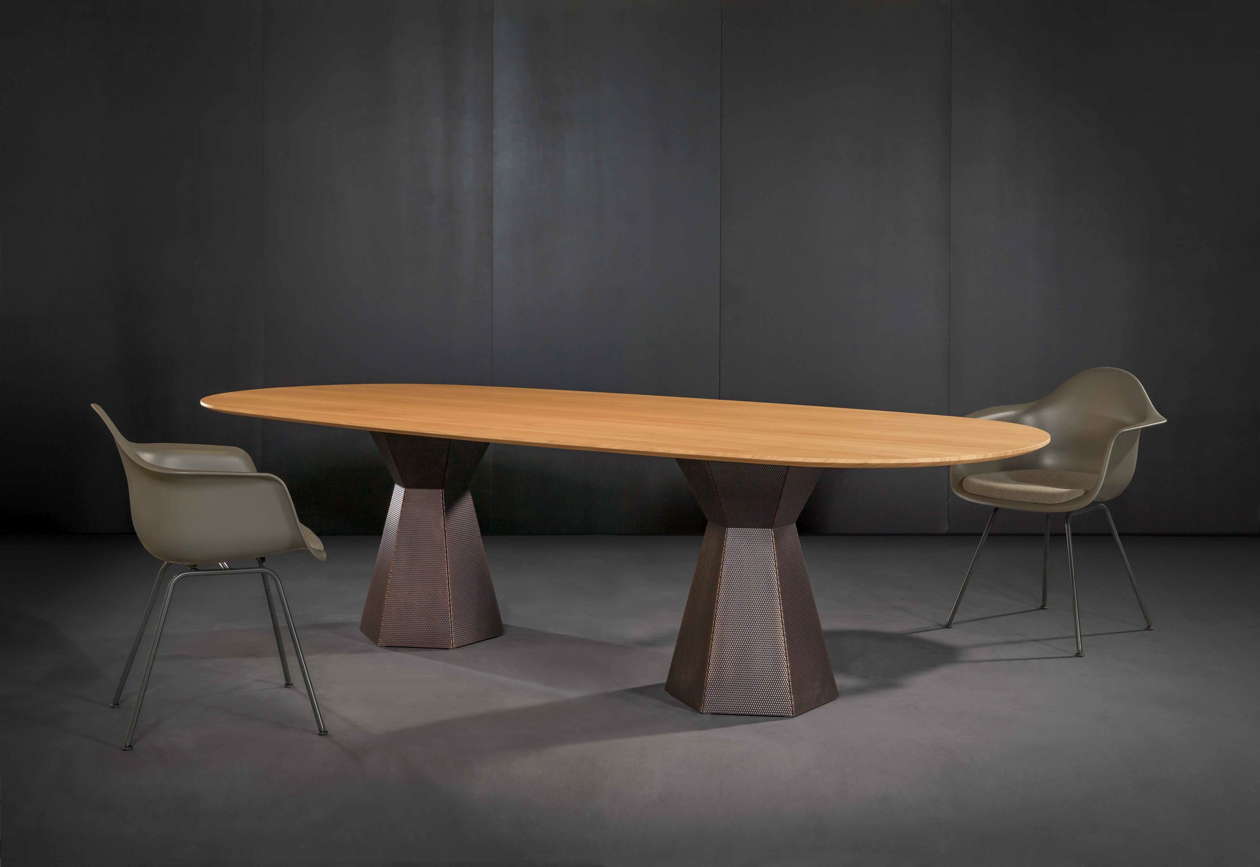 Top Oak, raw wood effect lacquered / Edge K 79 / Base Nordic brown 7000