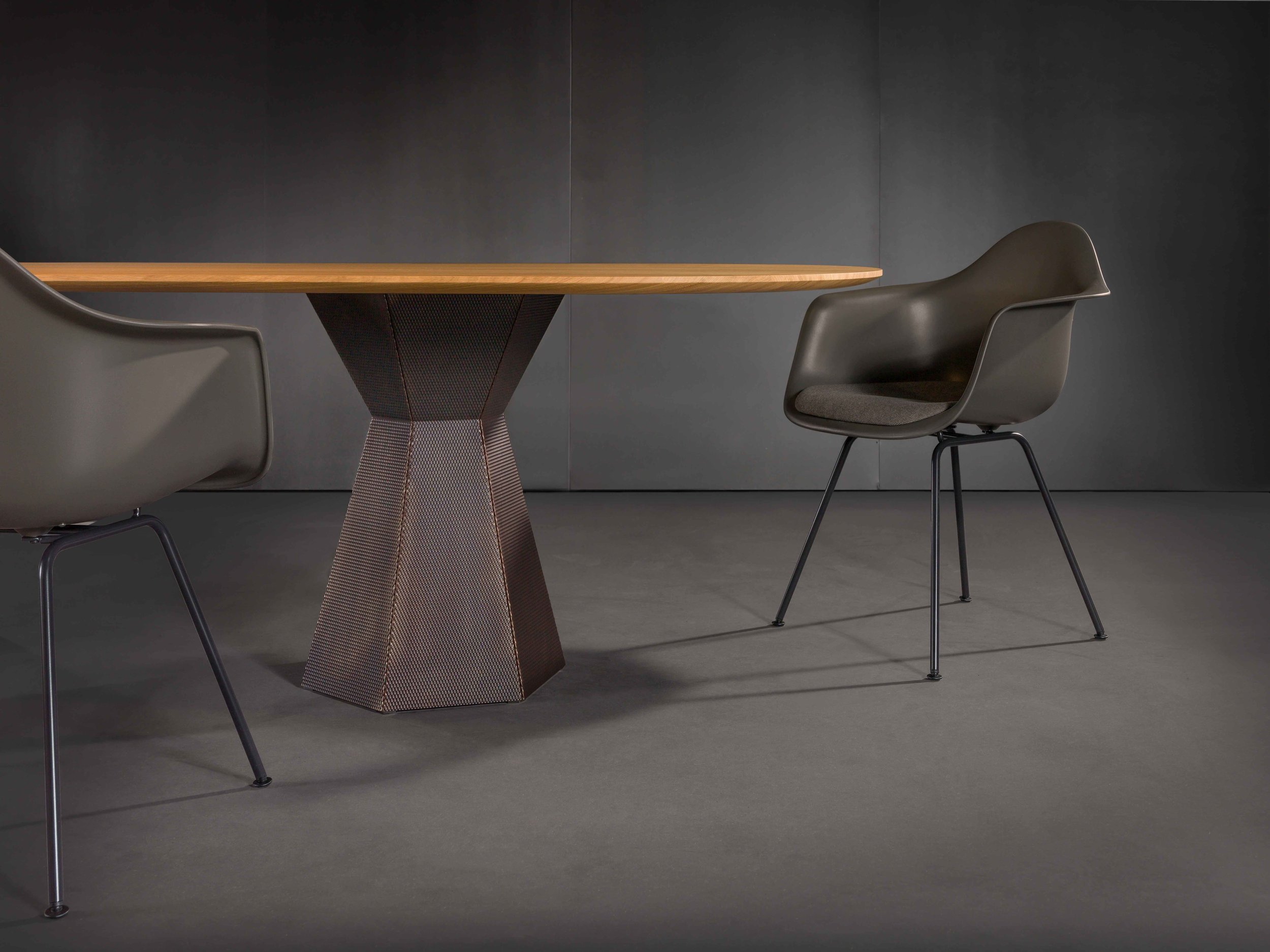 Top Oak, raw wood effect lacquered / Edge K 79 / Base Nordic brown 7000