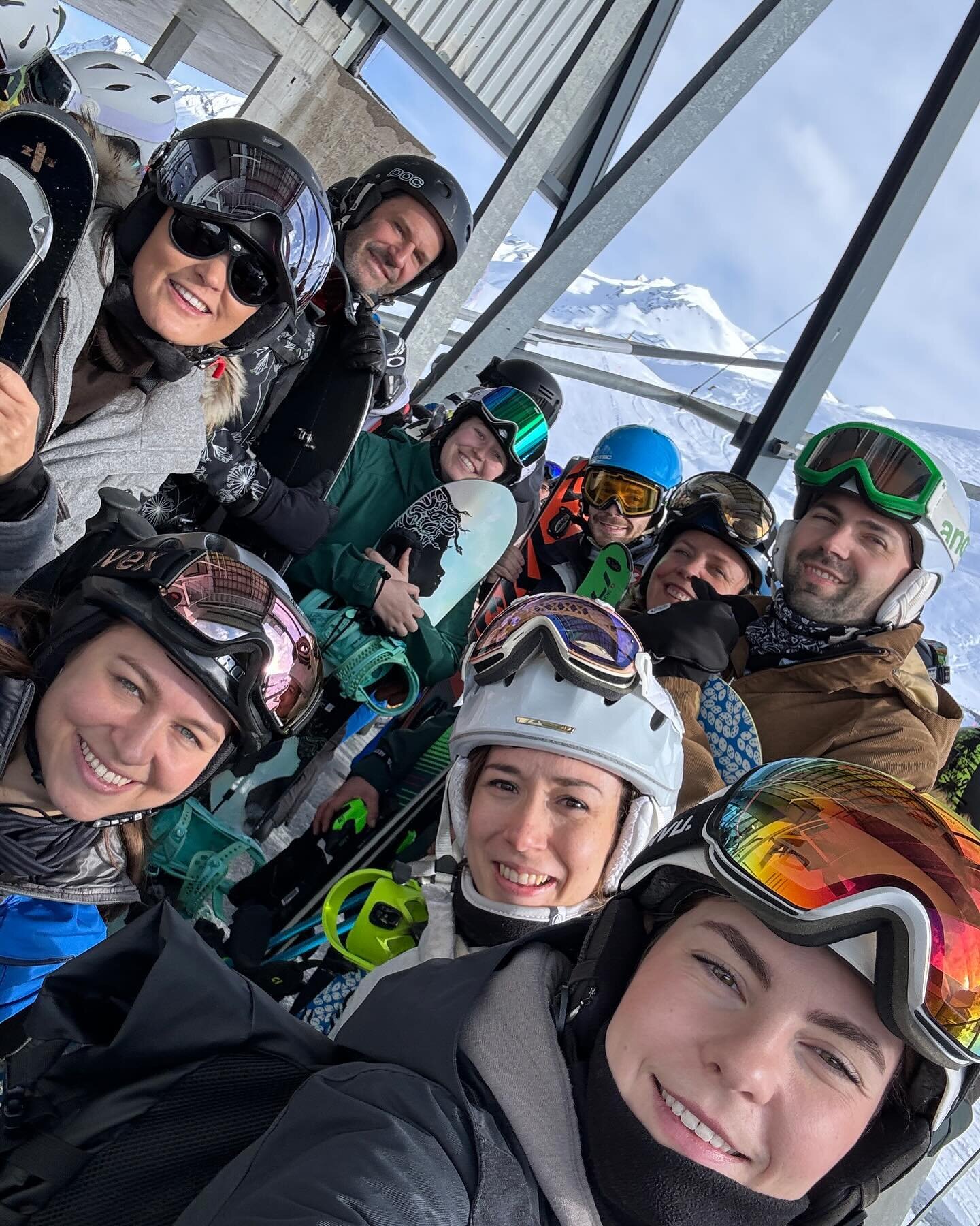 🎿Today we had a fantastic ☀️IDI-Team Skiday 2024☀️ #skiday #teamevent #iriadegeninteriors #lenzerheide #fun #skiing #bettertogether #team