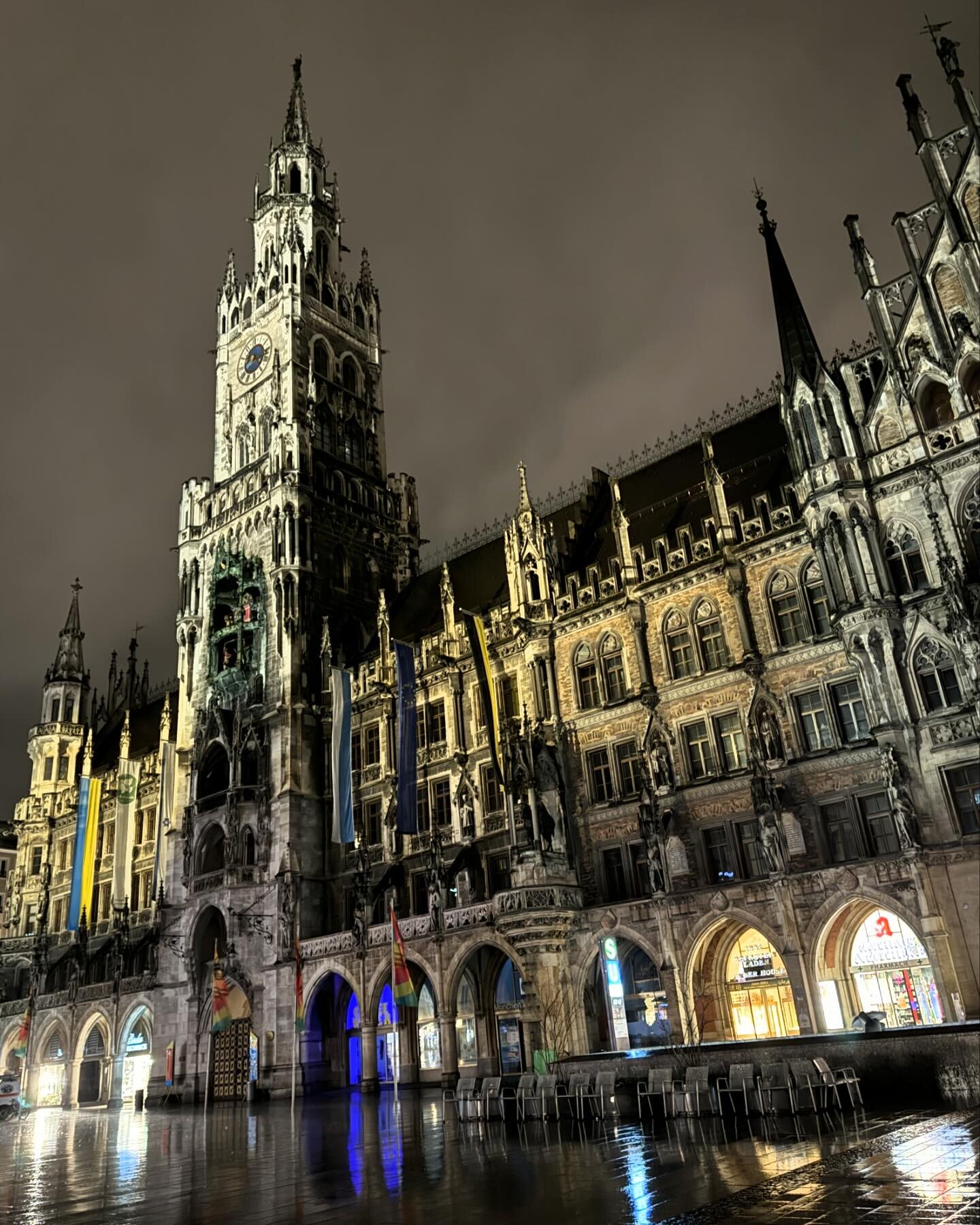 about last night : thanks to our projects we get to see places&hellip;. city stroll after dinner with clients  #munich #marienplatz #rathaus #citystroll #afterdinner #workandtravel #worklifebalance #discovertheworld