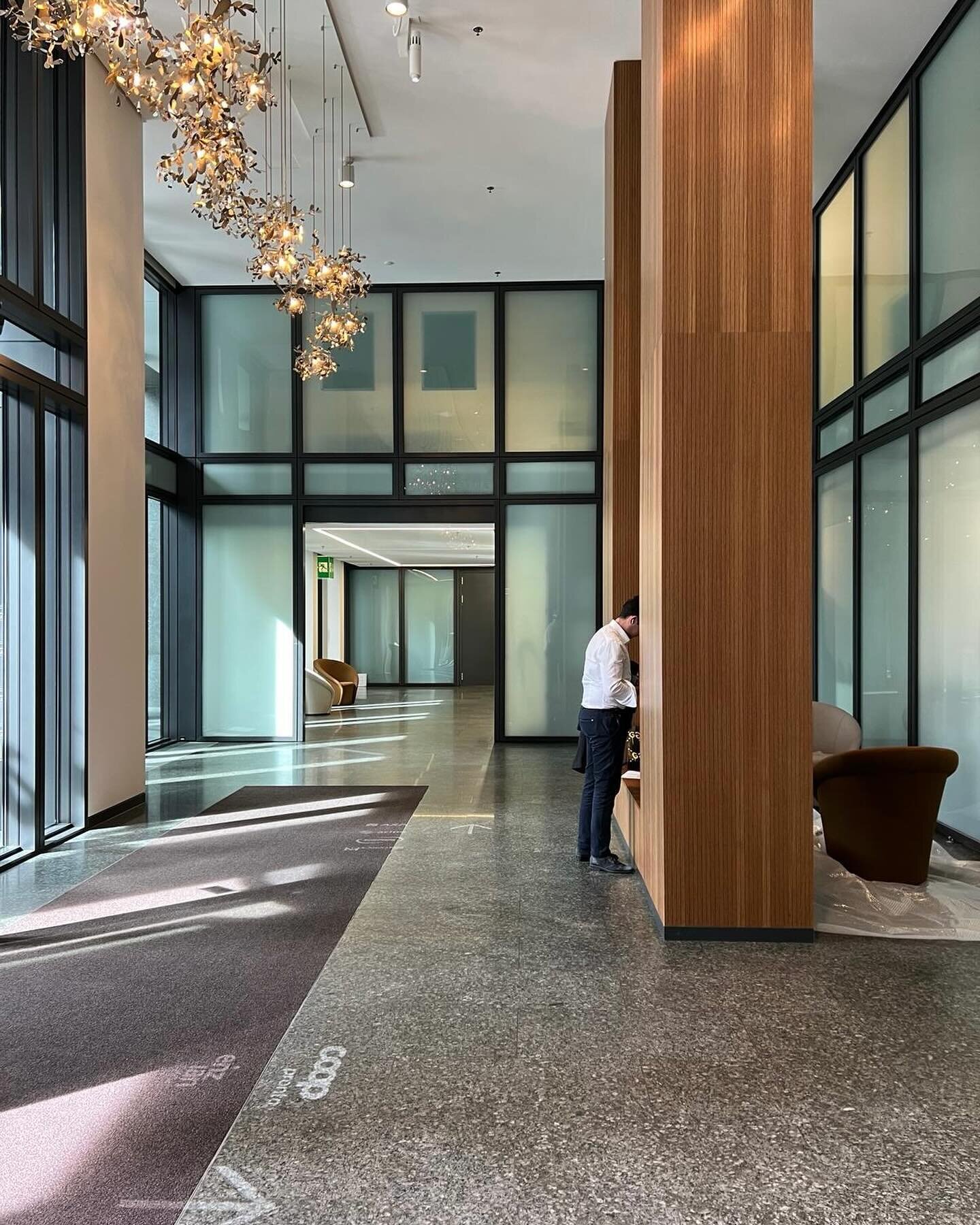 just in time before the easter weekend, we are installing an entrance hall of a swiss insurance company&hellip; a glimpse behind the scenes&hellip; work in progress&hellip; remember what craftsmanship it takes to reach a result that looks totally nat
