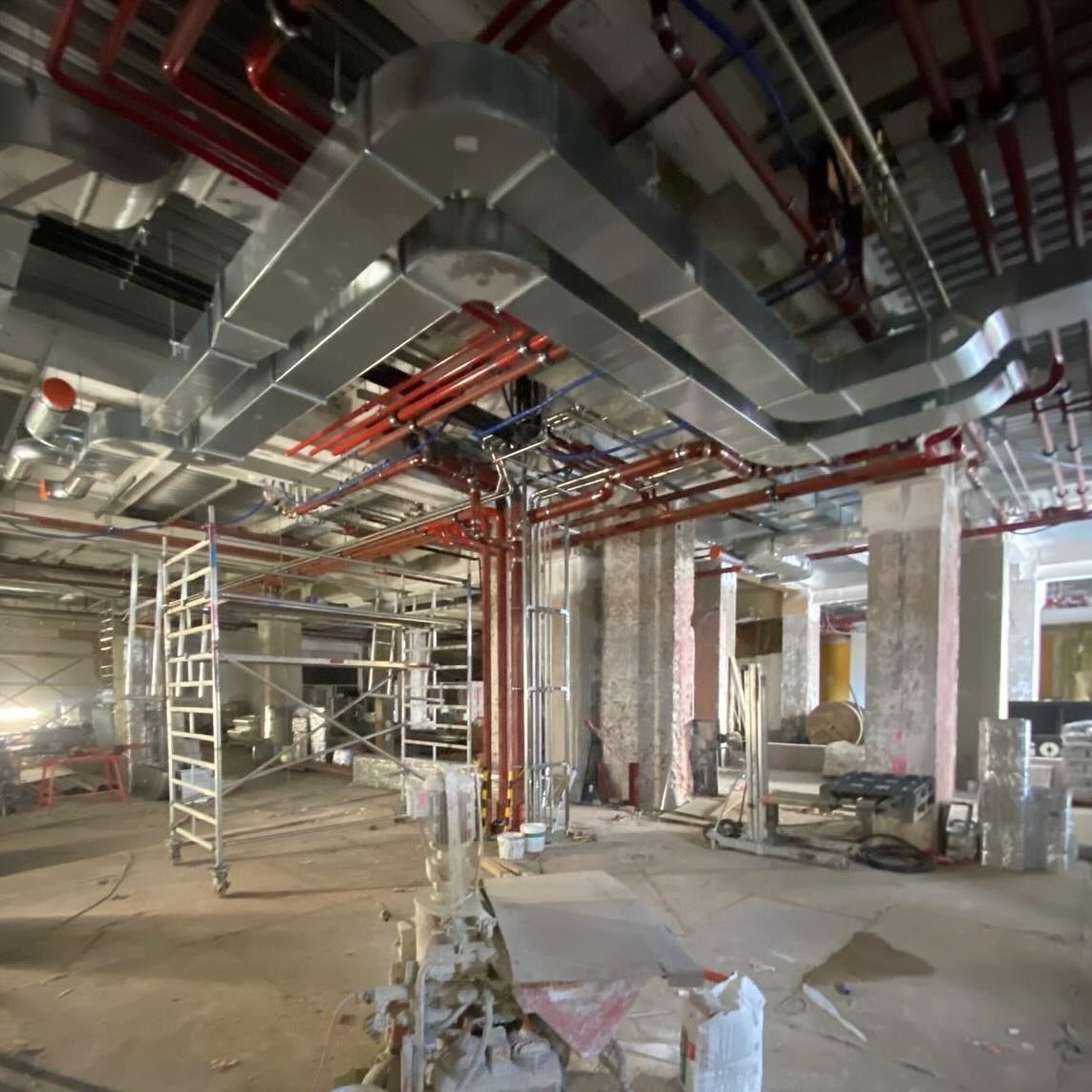 our construction site in Luxembourg is advancing step by step: while the 1st level with rooms is soon finished, the public spaces are far from being accomplished. look at this complex volume of technical installation in the ceiling #construction #tec