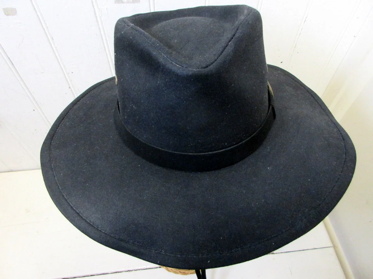 outback-hat-oilskin-kodiak-black-top.JPG