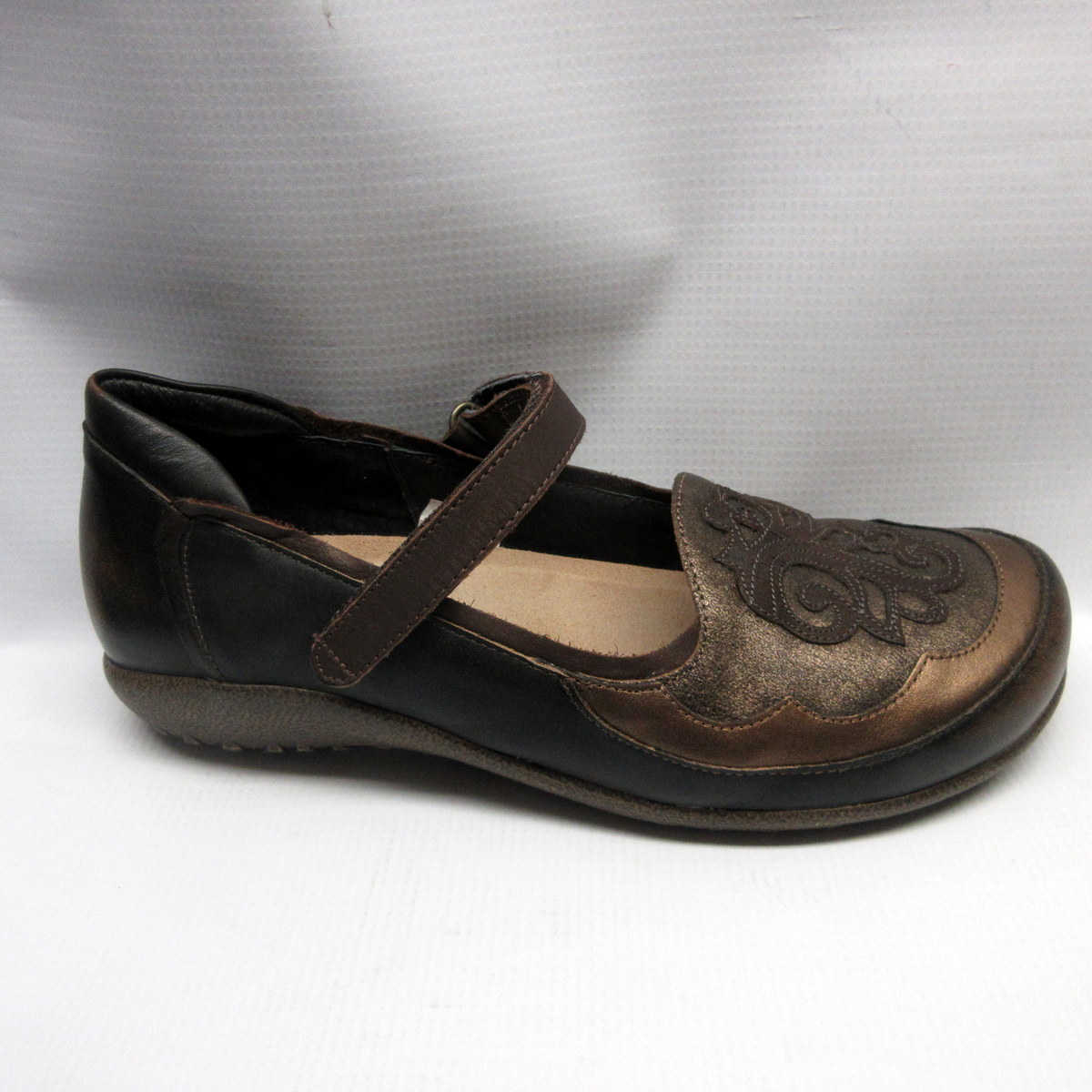 Naot Shoes Women Motu in Brown and Gold 