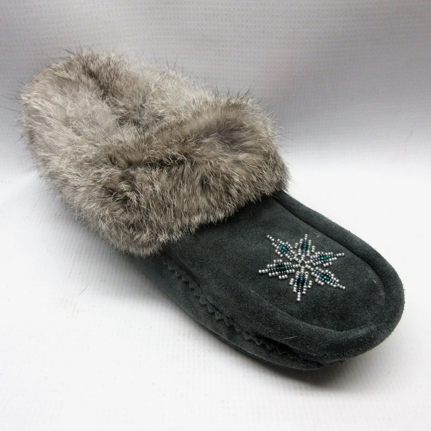 manitobah-slippers-women-moccasin-fur-trim-charcoal-grey-size-6.JPG