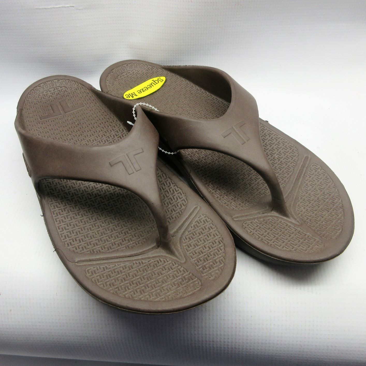 Telic Sandals Unisex Flip Flops in Espresso