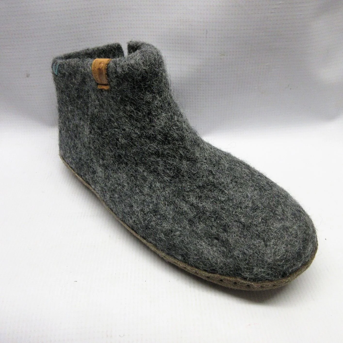 baabushka-slippers-unisex-wool-felt-dark-grey.JPG