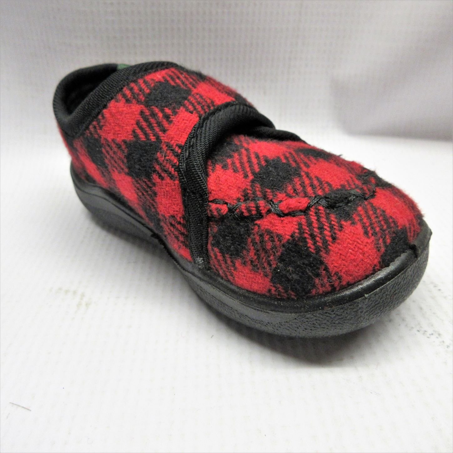 kamik-slippers-children-cozy-lodge-black-and-red-size-5.JPG