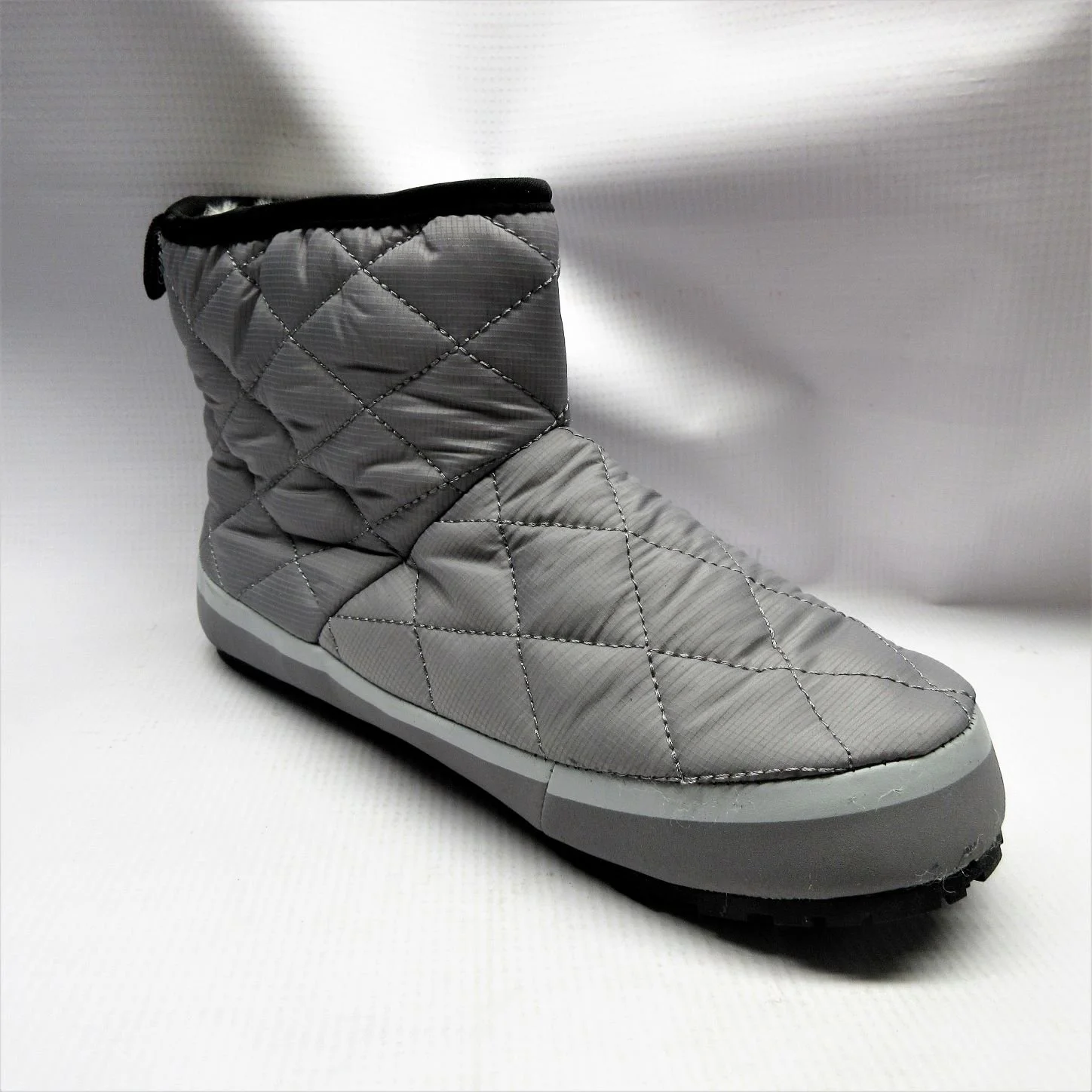 kamik-slippers-women-puffy-mid-light-grey-size-7.JPG