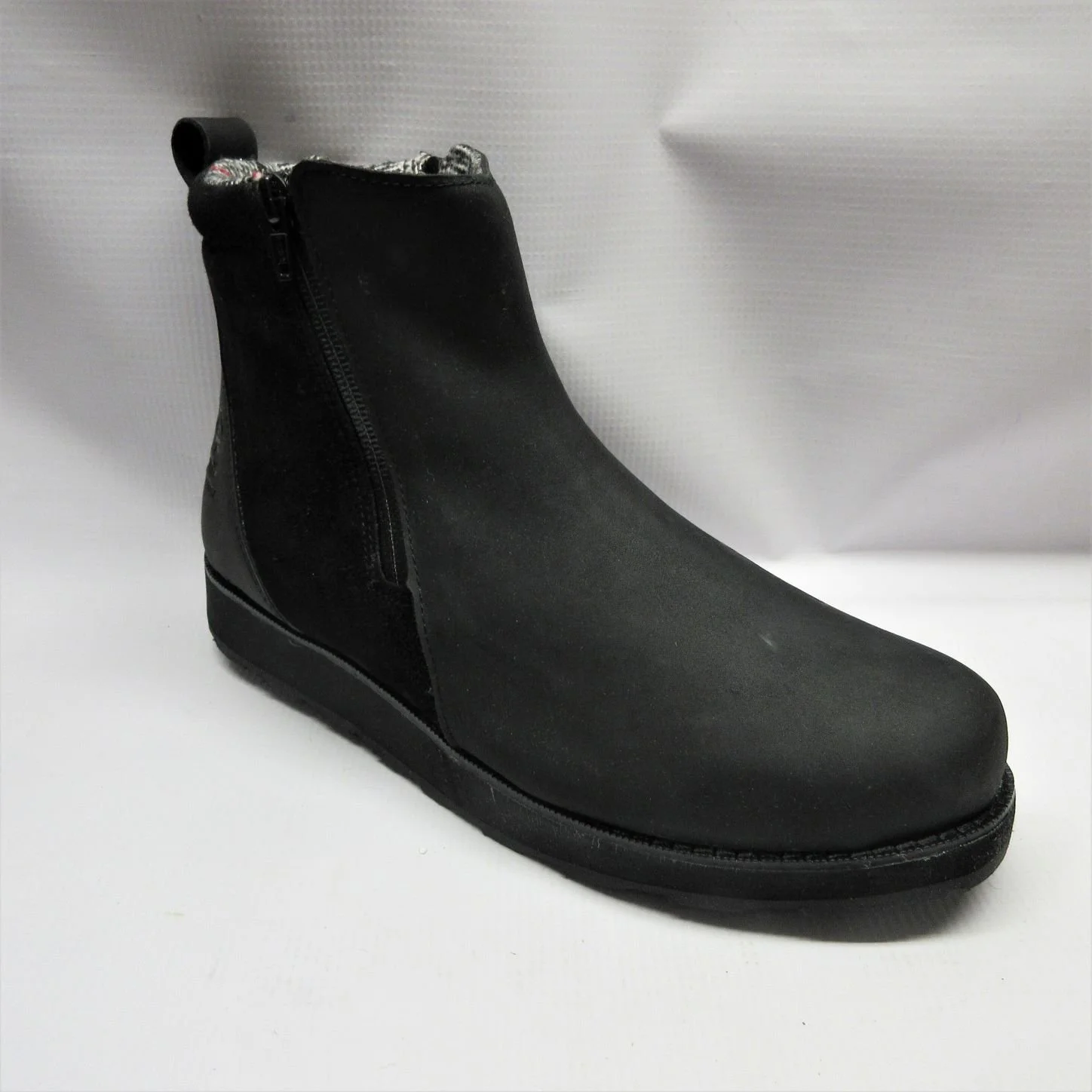 Kamik Boots Women Ariel C Zip in Black.JPG