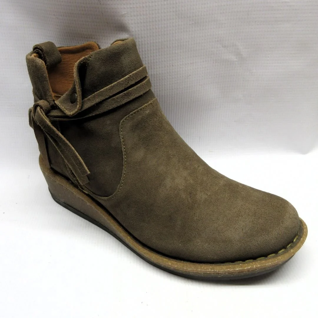Born Boots Women Vaughn in Taupe.JPG