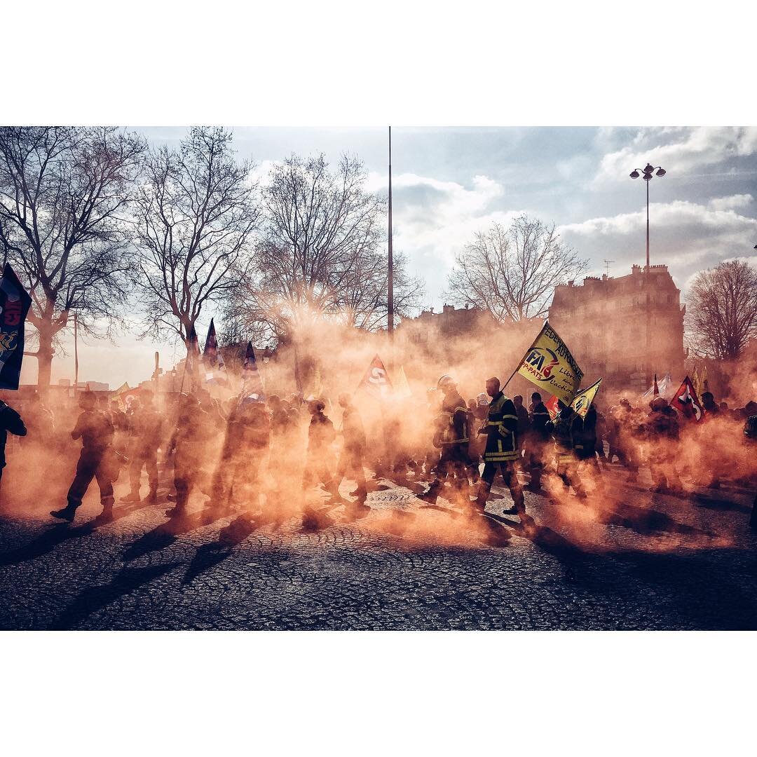 People on fire 🔥 
#soloipompieri #streetphotography #paris #color #smoke #demonstration