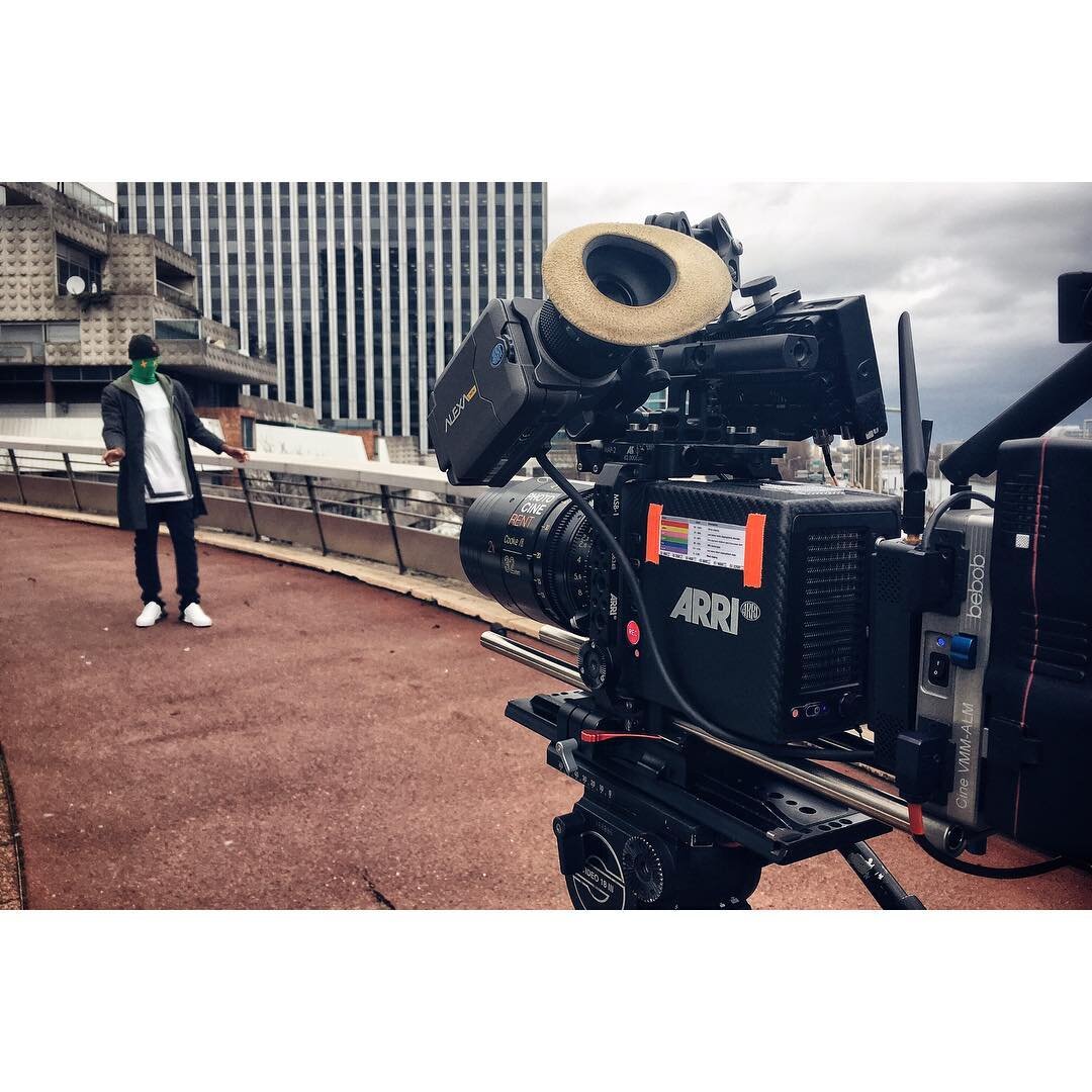 Heavy stuff here! 
#notsomini #cookeanamorphic #alexamini #arri #sachtler #blueshape #bebop #tvlogic #thebigflare #welovefilming #camera #dop #cinematographer #woodencamera
