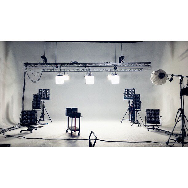 Shooting M6 adv #studio #littlegrandstudio #m6 #plateaux #arriskypanel #bruto #white #spacelight