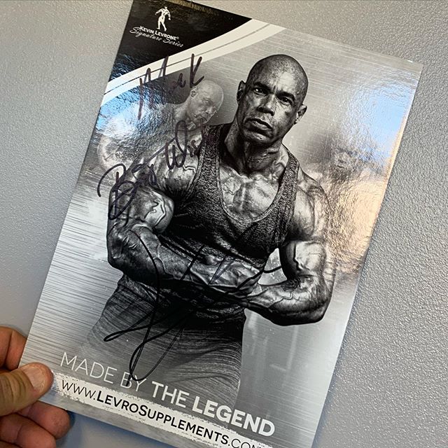 Thank you @shane.k.white for getting this for me!!!! ..... the guys a legend and gutted I couldn&rsquo;t get over to meet him in person 
#bodybuilding #prepcoach #traininsane #nutrition #fitness #studio1 #contestprep #showprep #personaltrainer #diet 