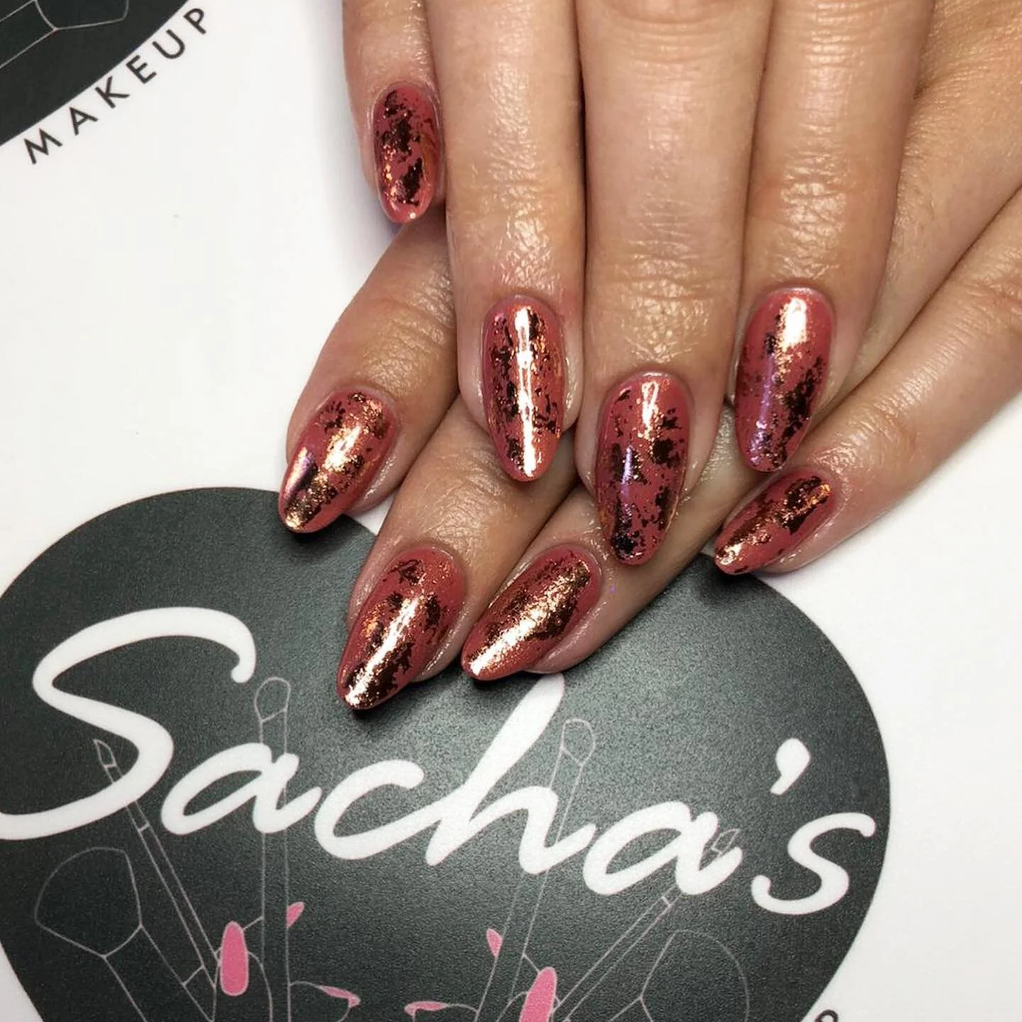 &lsquo;In Love or Lust&rsquo; by @artisticnaildesign with &lsquo;Eadie Rose&rsquo; foil from @magpie_beauty 
⠀
Perfect Autumnal set by Debbie 🍂✨
⠀
#sachas #sachasglasgow #glasgownails #nailsglasgow #artisticcolourgloss #louellabelle #magpiebeauty #g