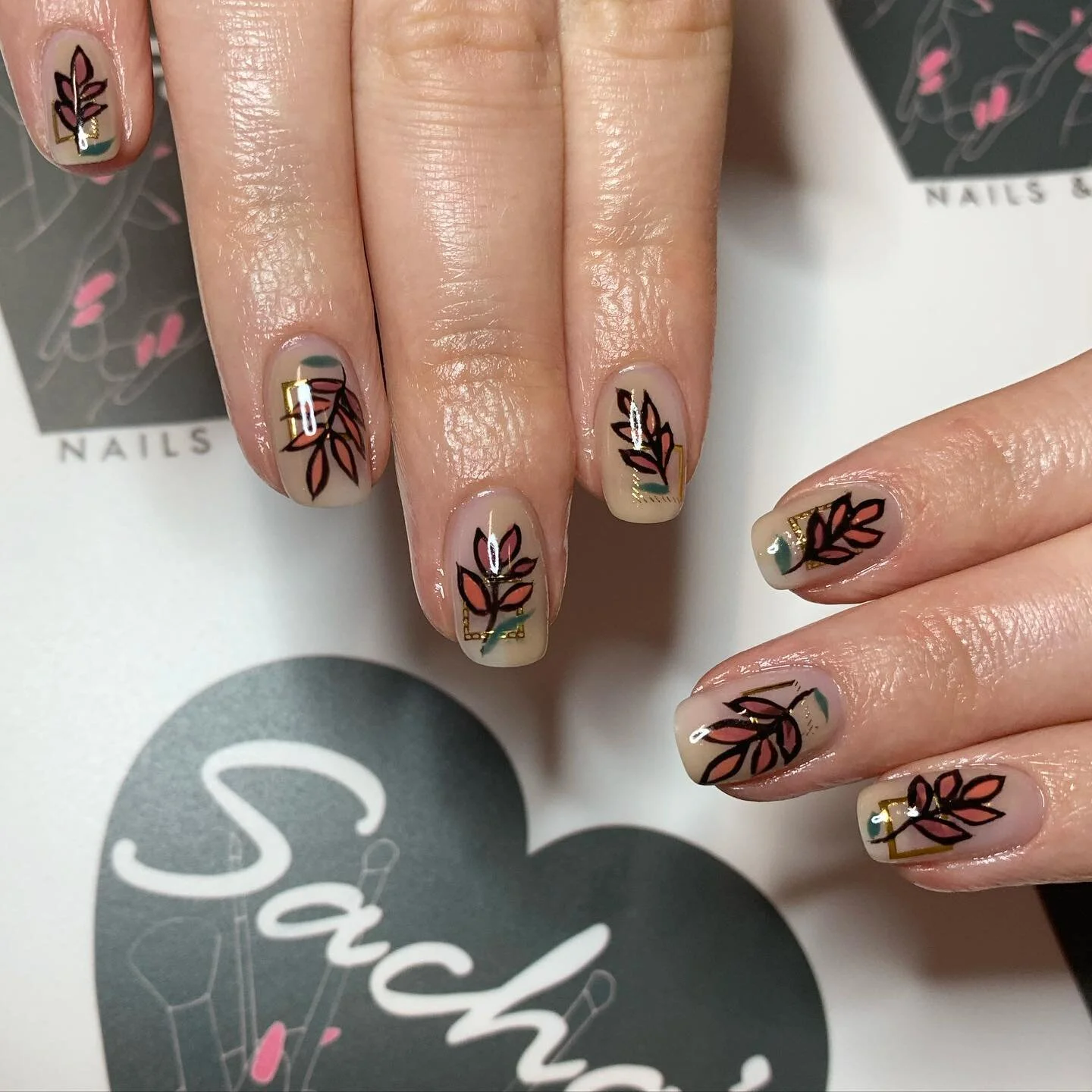 Love these from Saturday!
Notice the slight half and half beige base then little gold frames from @nailstampingqueenuk ✨
⠀
Hand painted autumn leaves using gel colours from @artisticnaildesign then outlined with @youngnailsuk mission control black ge