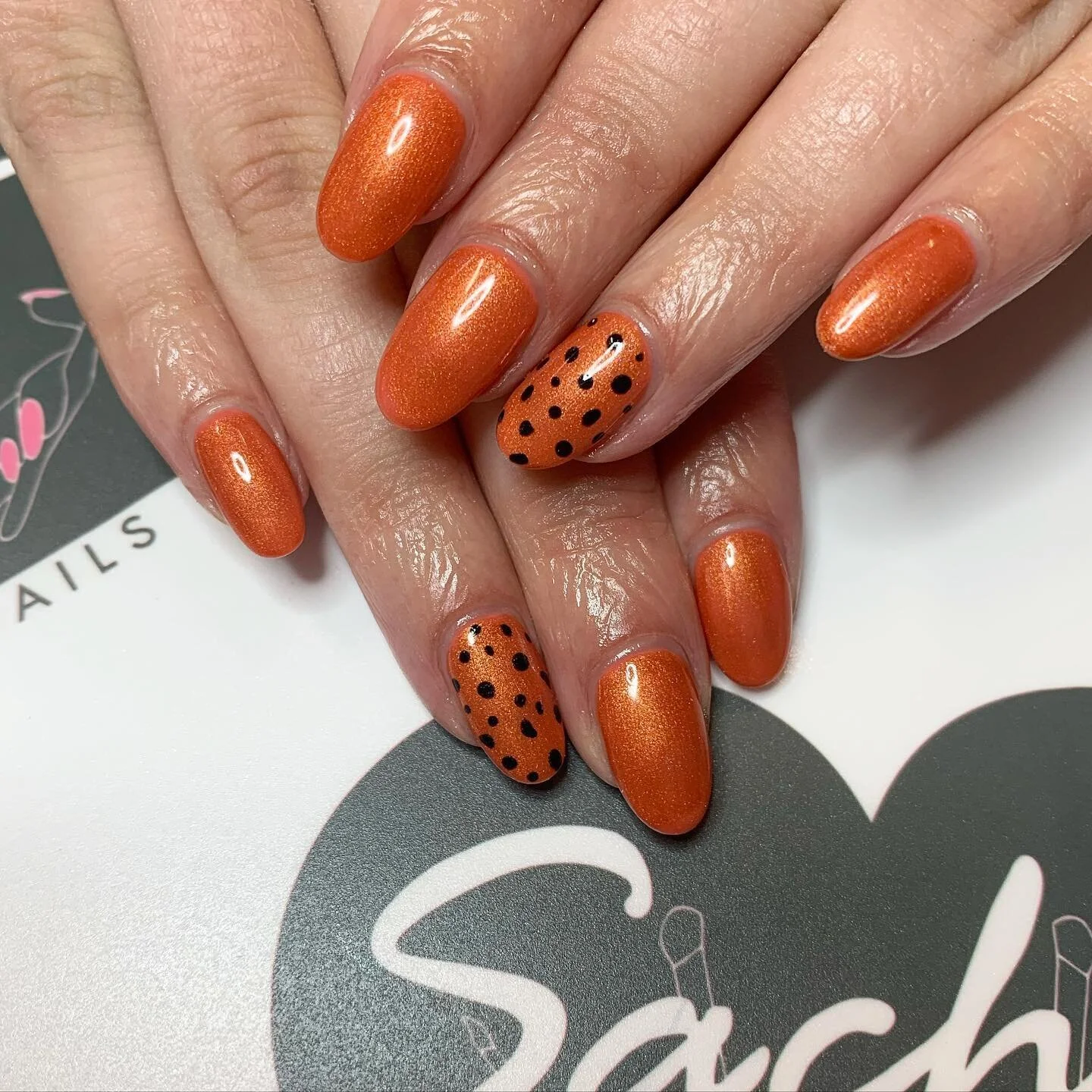 HELLO OCTOBER 🎃🧥🍂
⠀
Natural nail goals right here! 🧡
Charlotte never picks off her gel polish leaving healthy nails underneath when we remove the product....be more like Charlotte 🤪⭐️
⠀
#sachas #sachasglasgow #glasgow #glasgowsalon #glasgownails