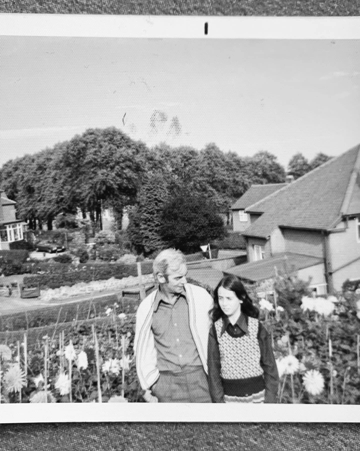 Rainy old day here ☔️ 

Couldn&rsquo;t get out in the garden&hellip; 🪏 

So had a lookie through some old photos&hellip;

Found this cracker - me &amp; my dad!!! 

He did so love to grow dahlias 🌼 and I so loved to be by his side in the garden. Lik
