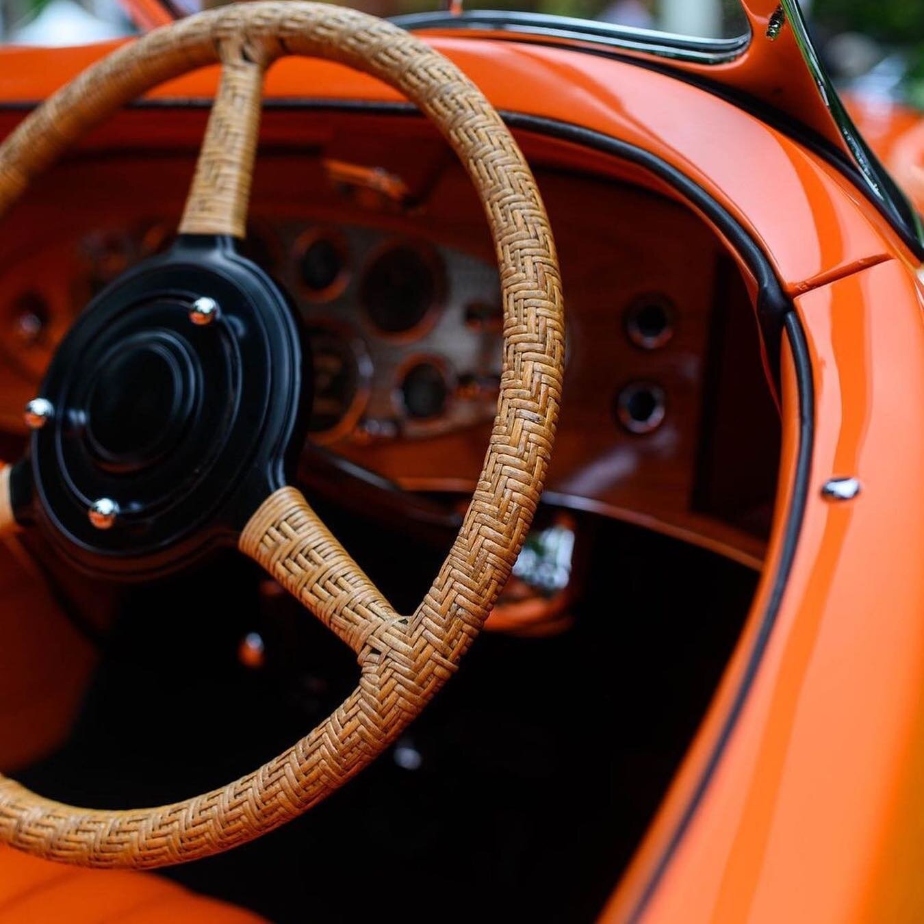 Best of Show from this year&rsquo;s Concorso d&rsquo;Eleganza was an American! This 1935 Duesenberg SJ Speedster took the prize. Our favorite detail? The chic caning on the steering wheel ❤️Repost from @concorsodeleganza_vde
&bull;
Reciting &ldquo;Th