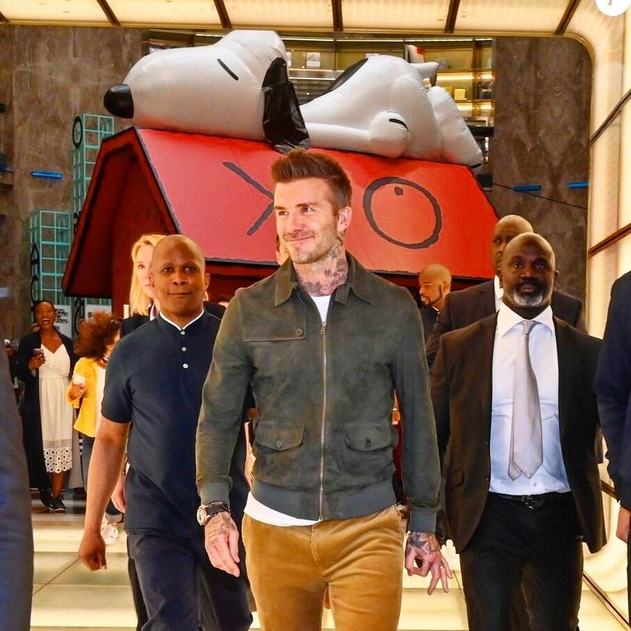 That time @davidbeckham came to visit @snoopy and @andresaraiva at @galerieslafayette 😍 For this collaboration in '19, MMD worked with Mr. A a.k.a Andr&eacute; Saraiva &amp; Snoopy to  build a 18' tall giant doghouse with a mirrored interior filled 