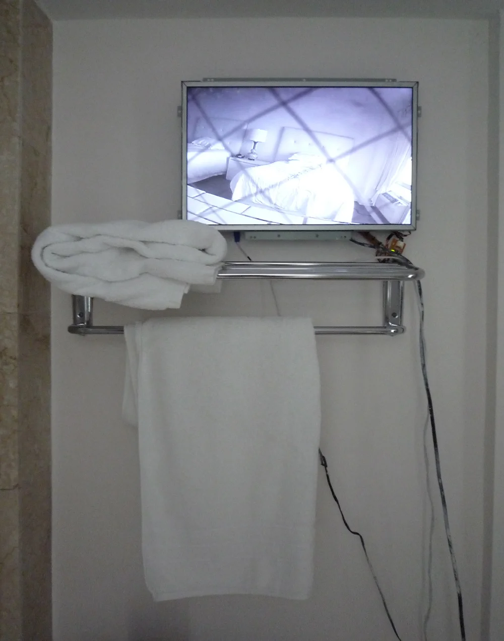 Sean Donovan yet to be titled, 2016 (monitor component) wire safety glass, wood, porcelain, acrylic paint, interrogation film, camera, monitor with live feed 17 3⁄4 x 48 x 11 inches (45 x 122 x 28 cm) SD27