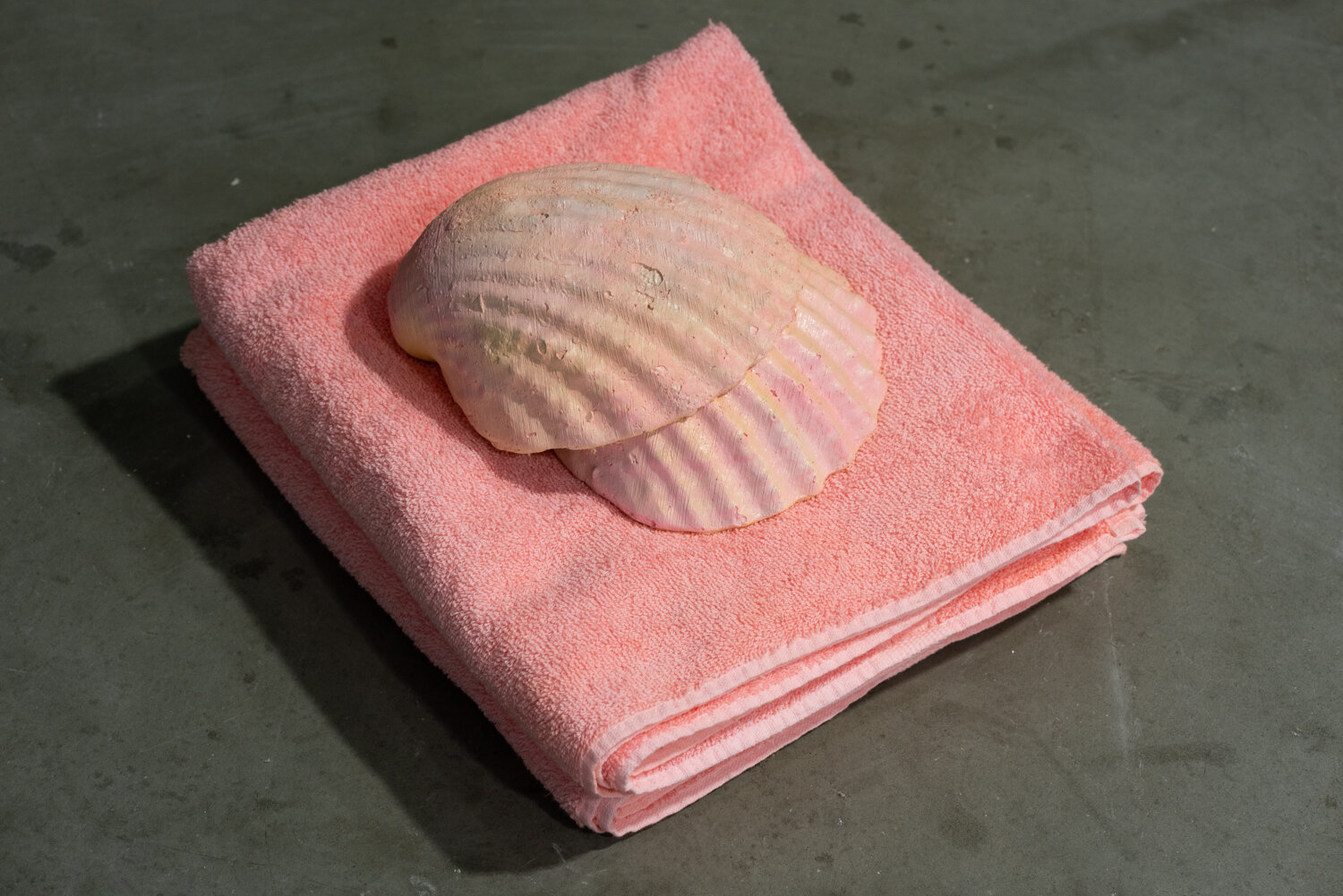  Alex Zak  What Warms the Cockles , 2019 Plaster, paint, Hand dyed towels 6 x 14 x 13 inches (15 x 36 x 33 cm) Photo by Nabil Harb 