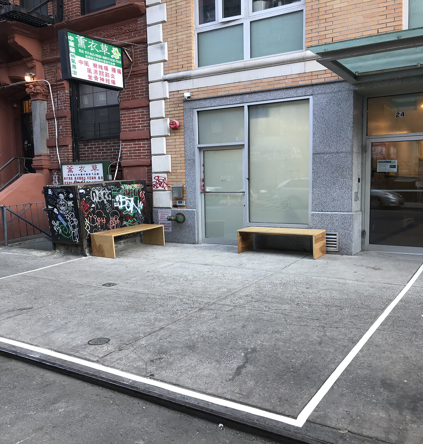  M 2 3 24 Henry Street Designated outdoor gathering area per New York City COVID guidelines 14 March 2021 storefront 