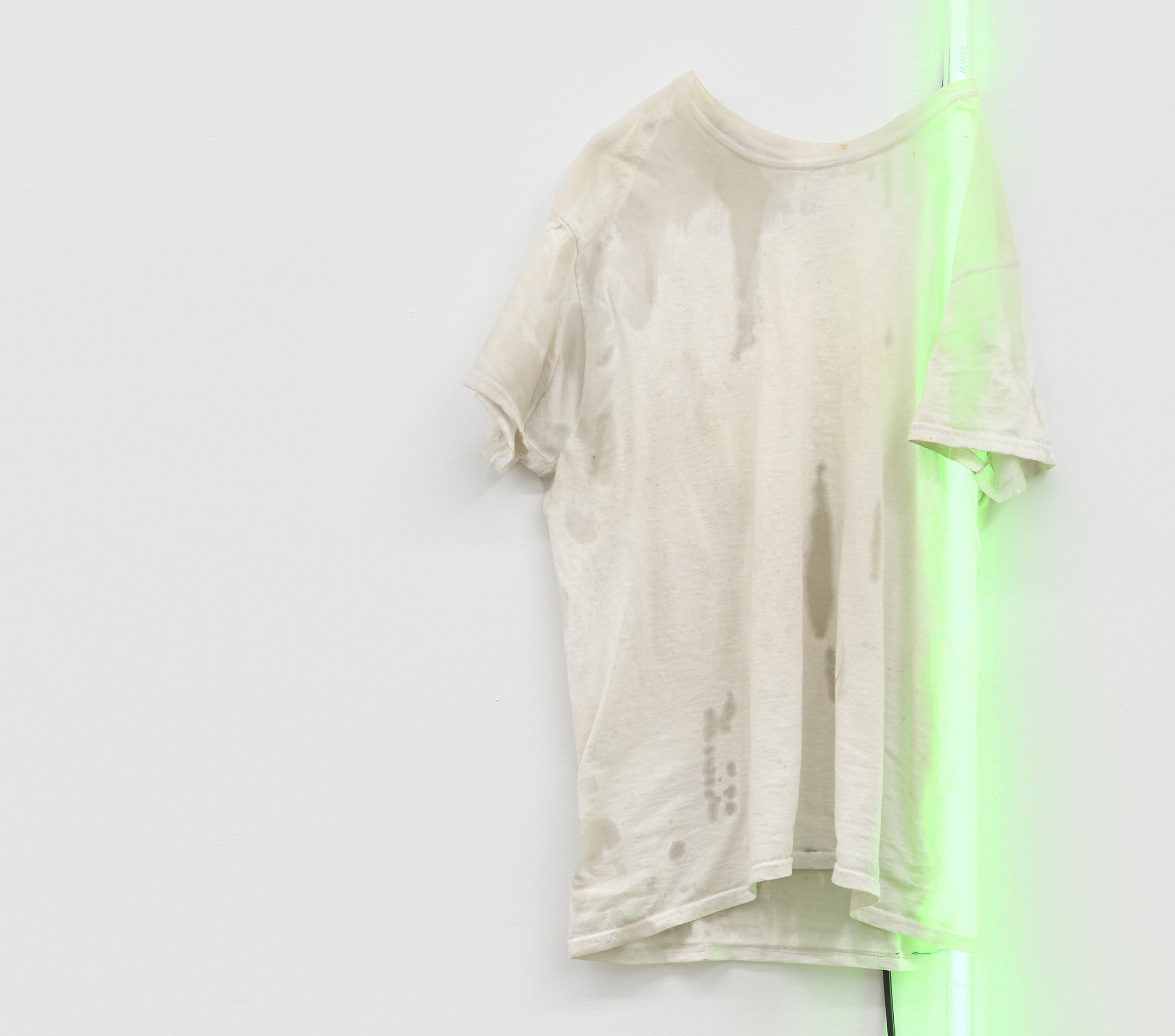  Dominic Palarchio  Untitled , 2021 (detail) cotton t-shirt, urethane resin, automotive under body neon,  transformer, hardware 54 x 19 x 4 in (137 x 48 x 10 cm) (DP3) 