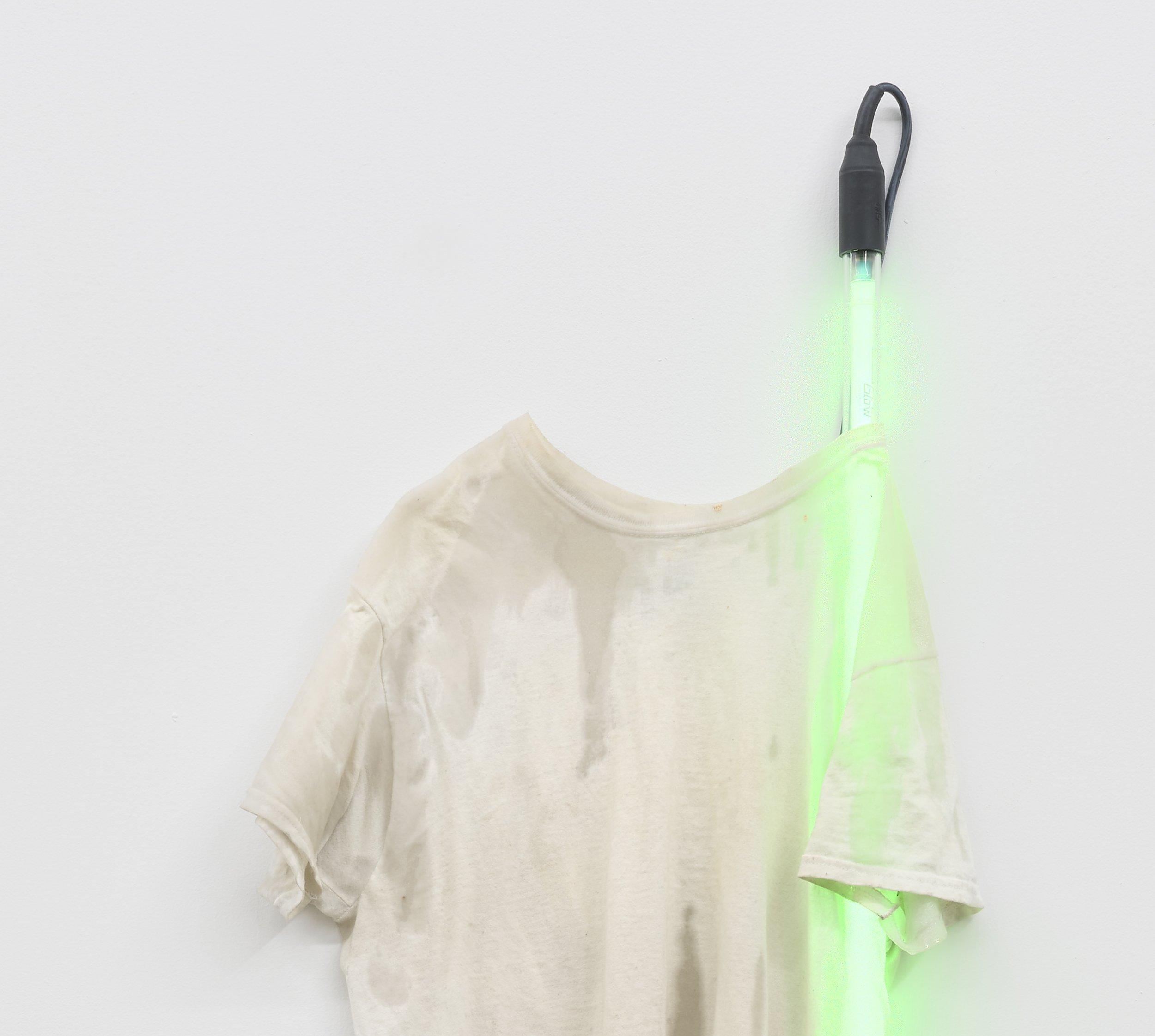  Dominic Palarchio  Untitled , 2021 (detail) cotton t-shirt, urethane resin, automotive under body neon,  transformer, hardware 54 x 19 x 4 in (137 x 48 x 10 cm) (DP3)  