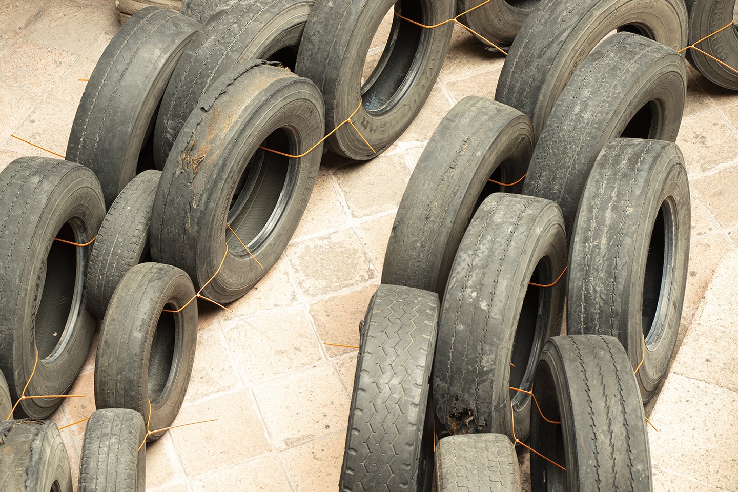  Bat-Ami Rivlin  Untitled (92 tires) , 2022 (detail) tires, zip ties dimensions variable to installation Photos via Museo de la Ciudad de Querétaro BR46 