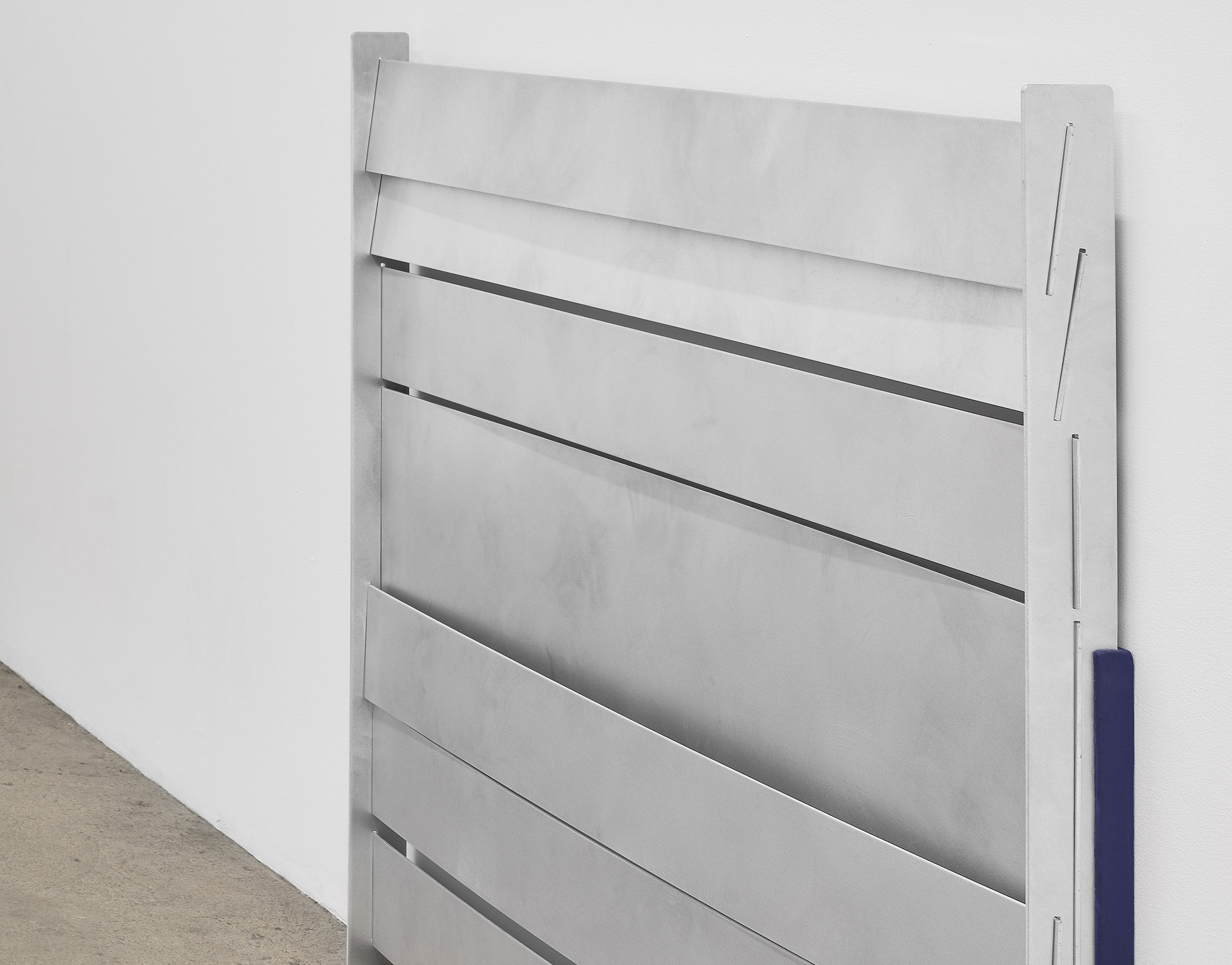  Elizabeth Orr  Indoor,  2022 (detail) aluminum, wood 41 x 48 x 3 inches (122 x 104 x 8 cm)  EO1 