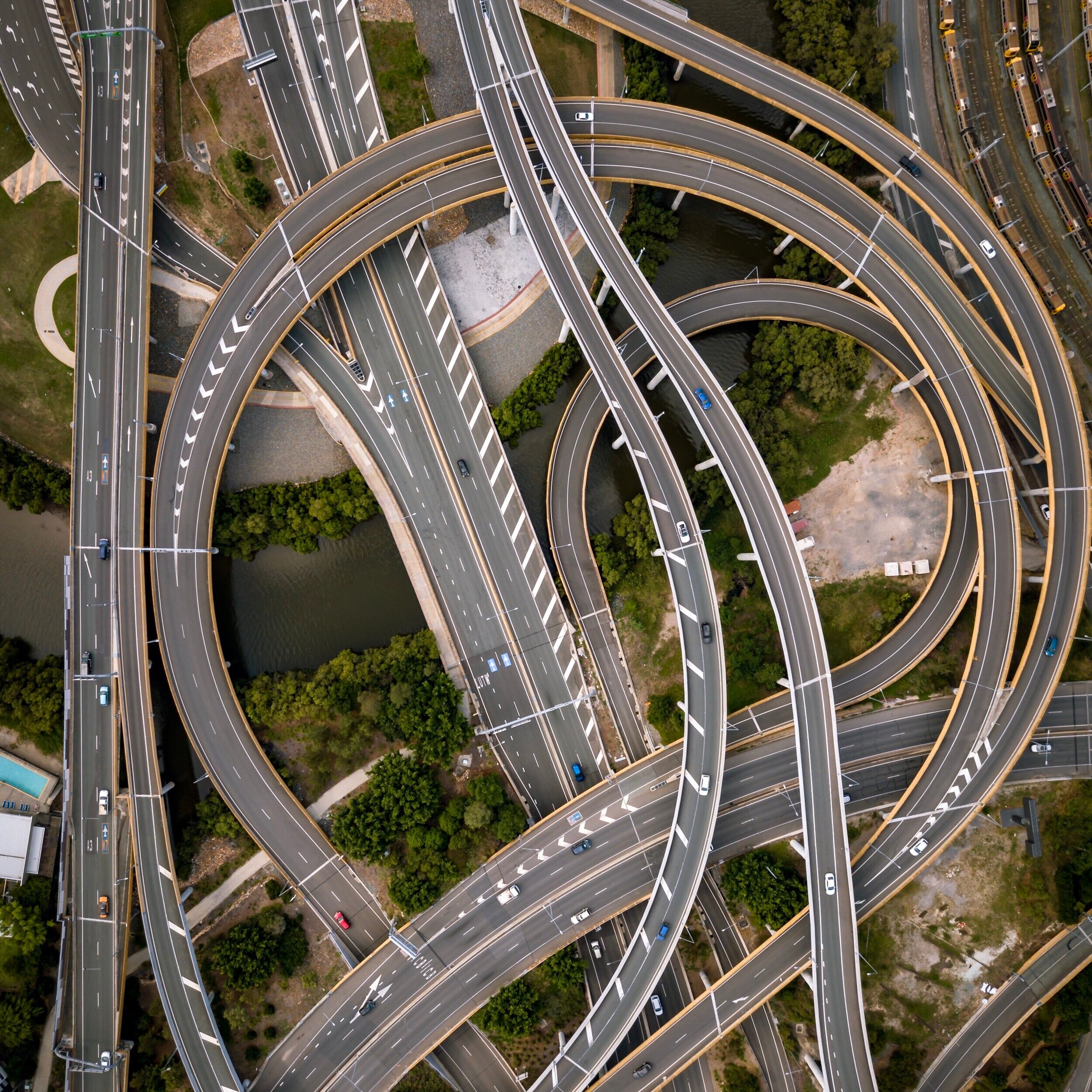 image+of+twisting+roads+and+interchanges+from+overhead