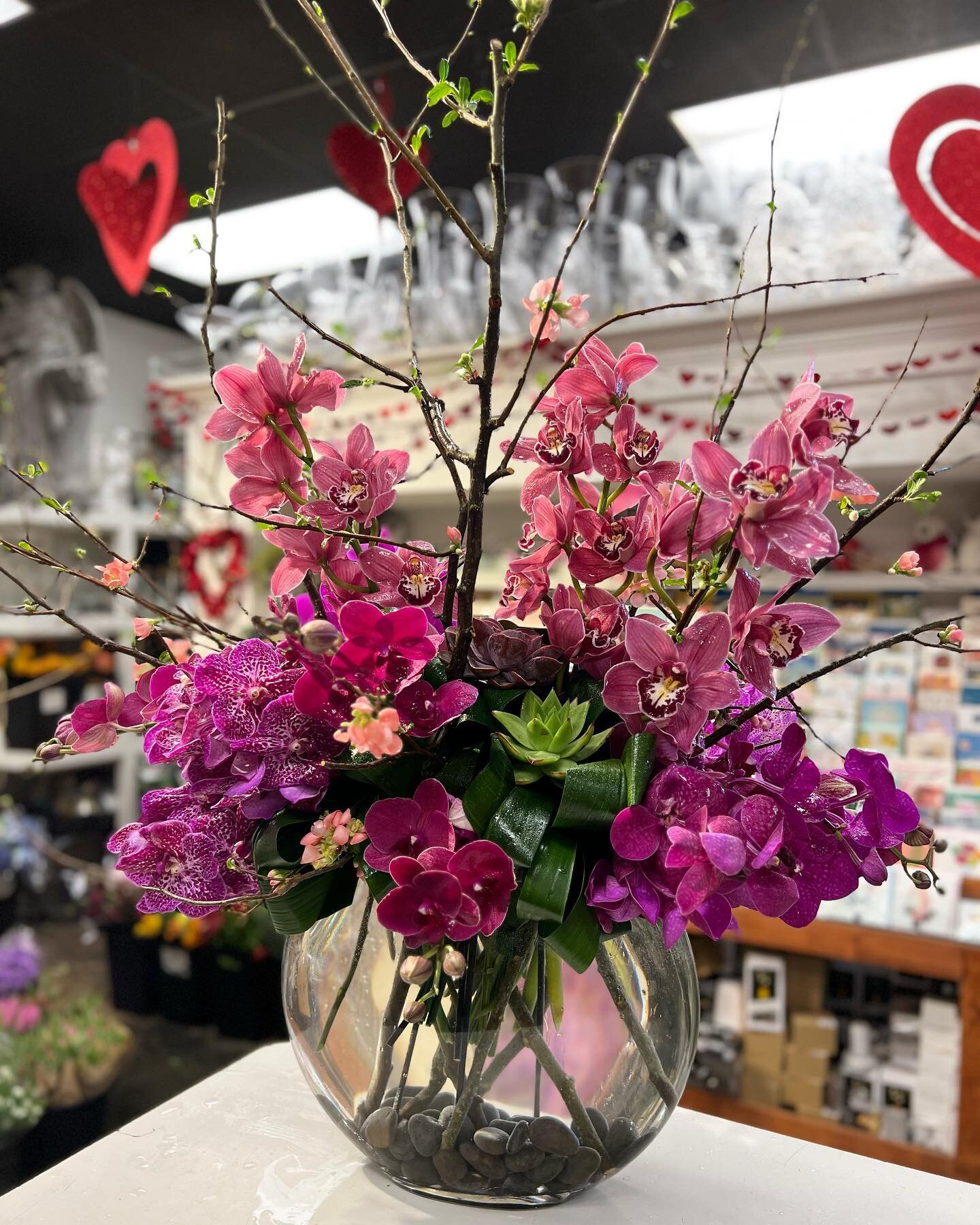 Grateful to be an artist who gets to create art for a living. ❤️
.
#orchids #flowershop #quince #spring #minneapolisflorist #botanicalart #botanicalartist #flowerlovers #plantlover #shoplocal #localartist #gratitude #flowersofinstagram #instaflowers
