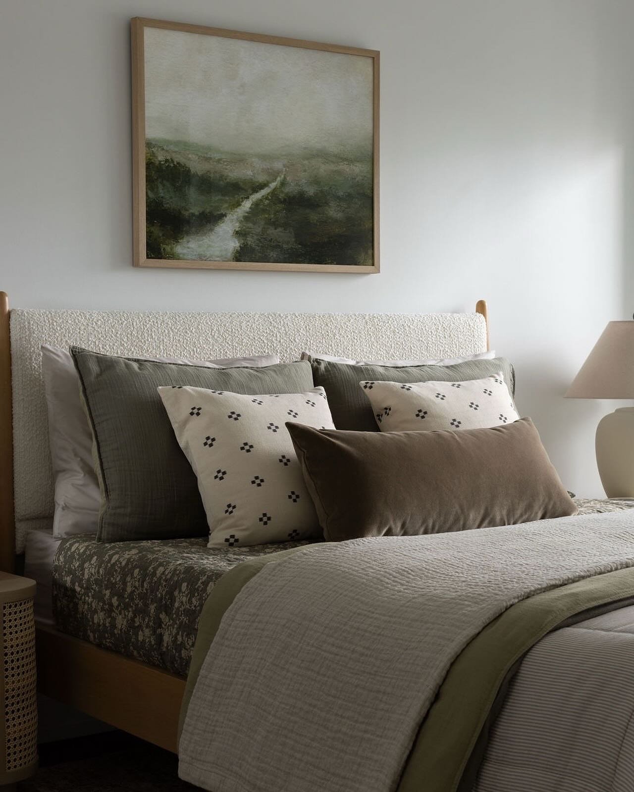 Softly lit bedrooms, layered with texture. Easing into a new week feels a little gentler from here.
.
.
.
#ProjectLillian
Design | @katrosedesign 
Photography | @bheathertownsend 

#KatRoseDesign #LayeredInteriors #SlowLivingSpaces #TexturedBedrooms 