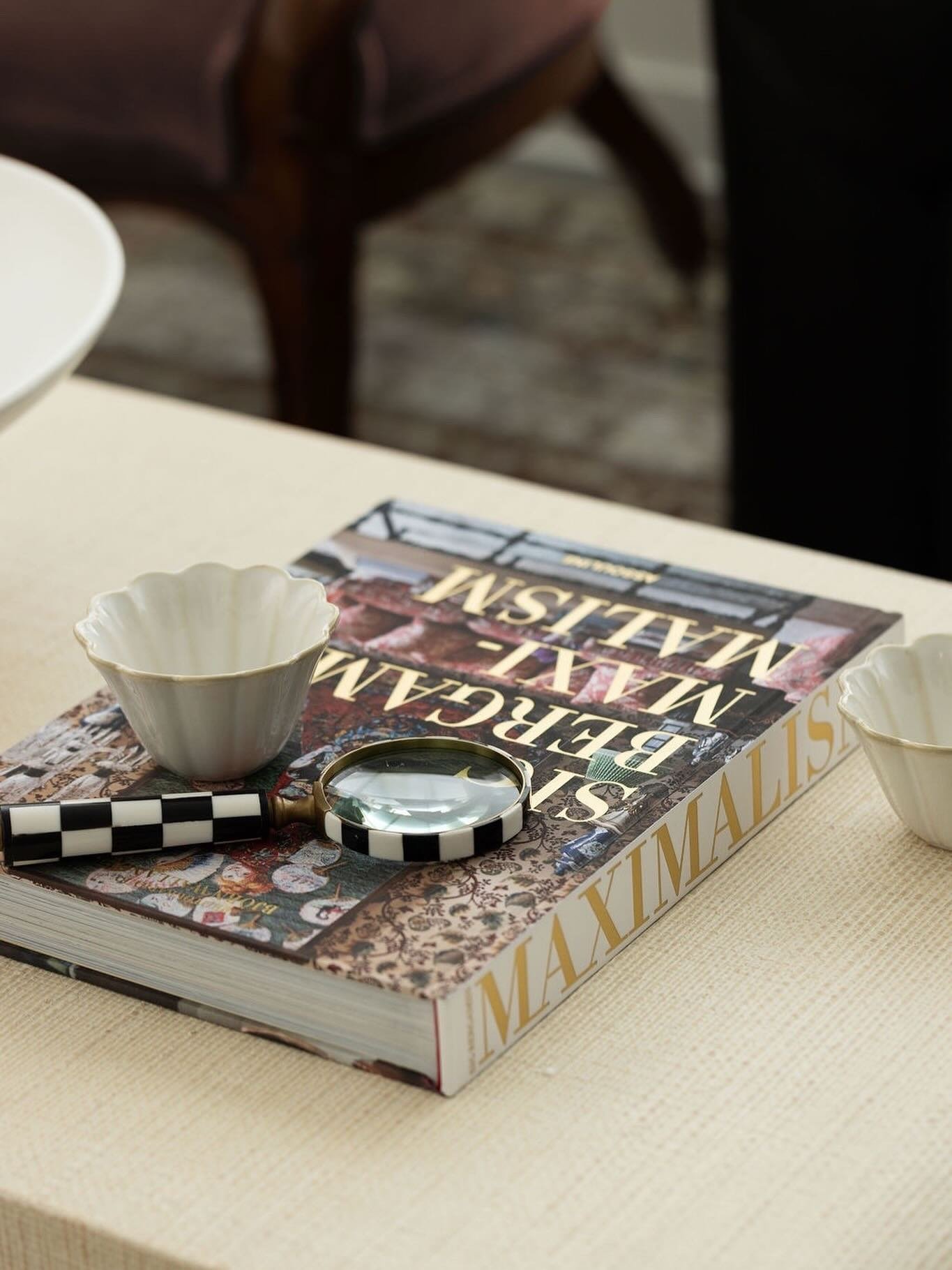 Voil&agrave;. Where maximalism meets simplicity.
.
.
.
#ProjectLillian
Design | @katrosedesign 
Photography | @bheathertownsend 

#KatRoseDesign #InteriorStyling #DesignDetails #CuratedSpaces #CoffeeTableVignette #MaximalismByAssouline #ModernHeritag