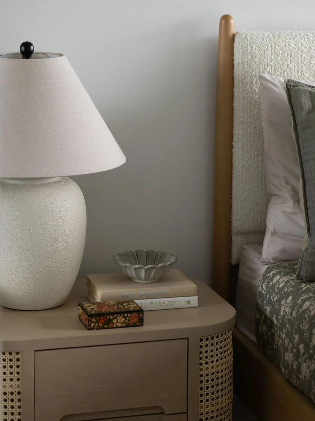 When your bed feels like a warm hug that refuses to let you go.

#ProjectLillian
Photography | @bheathertownsend 

#KatRoseDesign #DesignDetails #CuratedSpaces