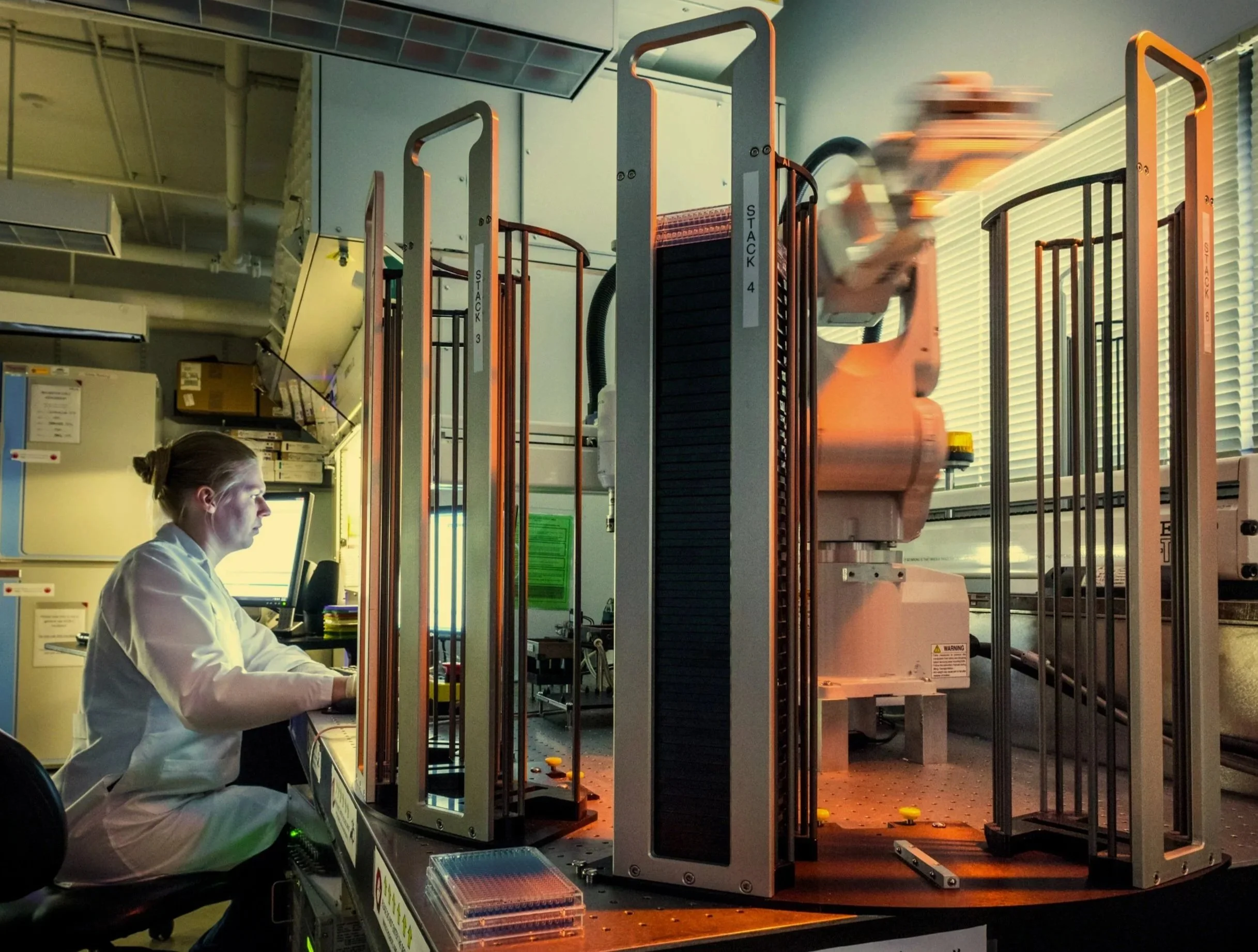 Robotic Arm Moving Microplates