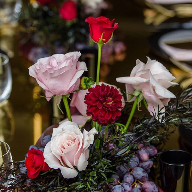 AUTUMN DREAMS | Florals just how we like them, dark and moody! Deep wine, smokey purples, charcoal and blush to create the perfect palette 🍇🍷🌹🍁
.
.
.
.
.
📸 @sodaphotography_ 
@citywinerybne 
@michael_taylor_pr
.
.
.
.
#eventinspiration #forflowe