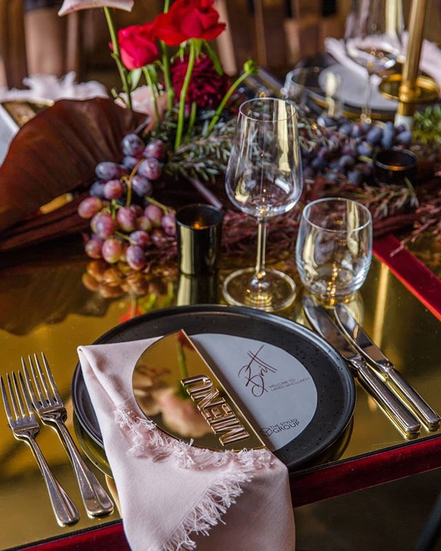 🌟 GOLDEN REFLECTIONS 🌟 
Our gold mirror table tops add luxury to any event! The perfect partner for our new gold splice menus, black stone charger plates and blush linen napkins
.
.
.
.
.
.
@sodaphotography_
@michael_taylor_pr
@citywinerybne
.
.
.
