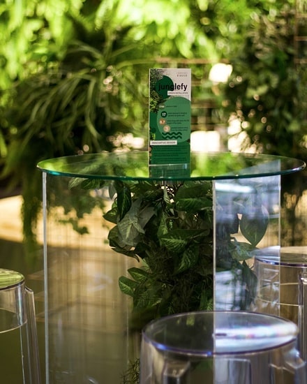 We love designing styles that reflect the space they will be a part of! So we created custom suspended greenery chandeliers inside our clear acrylic cocktail tables to reflect the lush greenery walls around them🍃🌿🍀
.
.
.
.
.
.
@creative.kiwa
.
.
.
