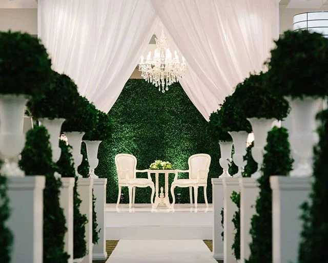 OPULENCE | Greenery and white never go out of style! One of our most requested wedding ceremony styles - crisp whites and lush greenery 🍃 What's your favourite ceremony style?
.
.
.
Venue: @brisbanecityhall
@theepicurefoodies
Planner: @whitewhitewed