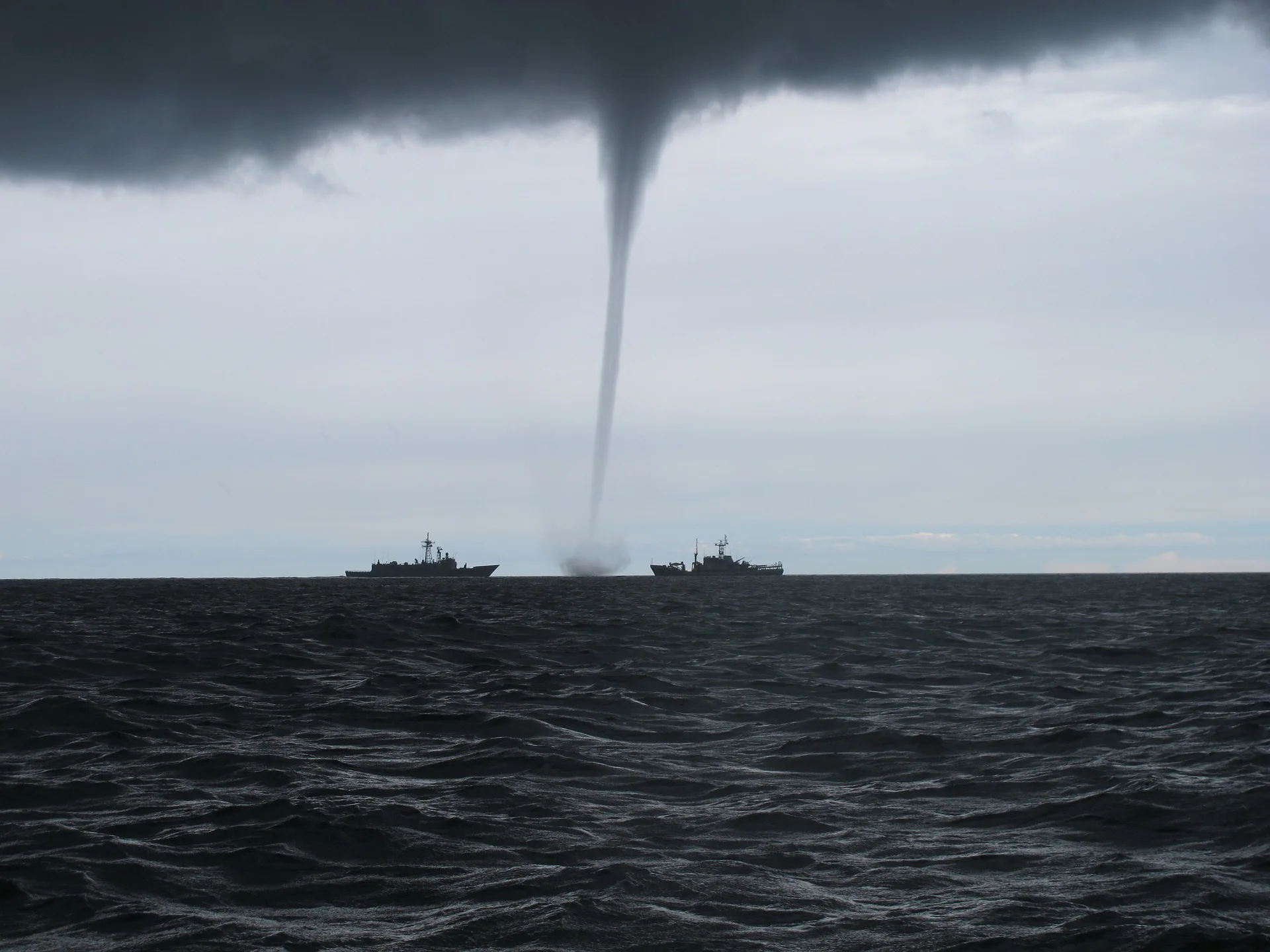 tornado-2090803_1920.jpg