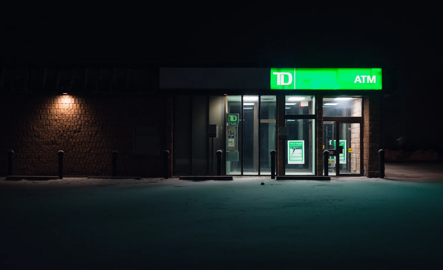  1/50, f/2.2, ISO 800, 50mm 