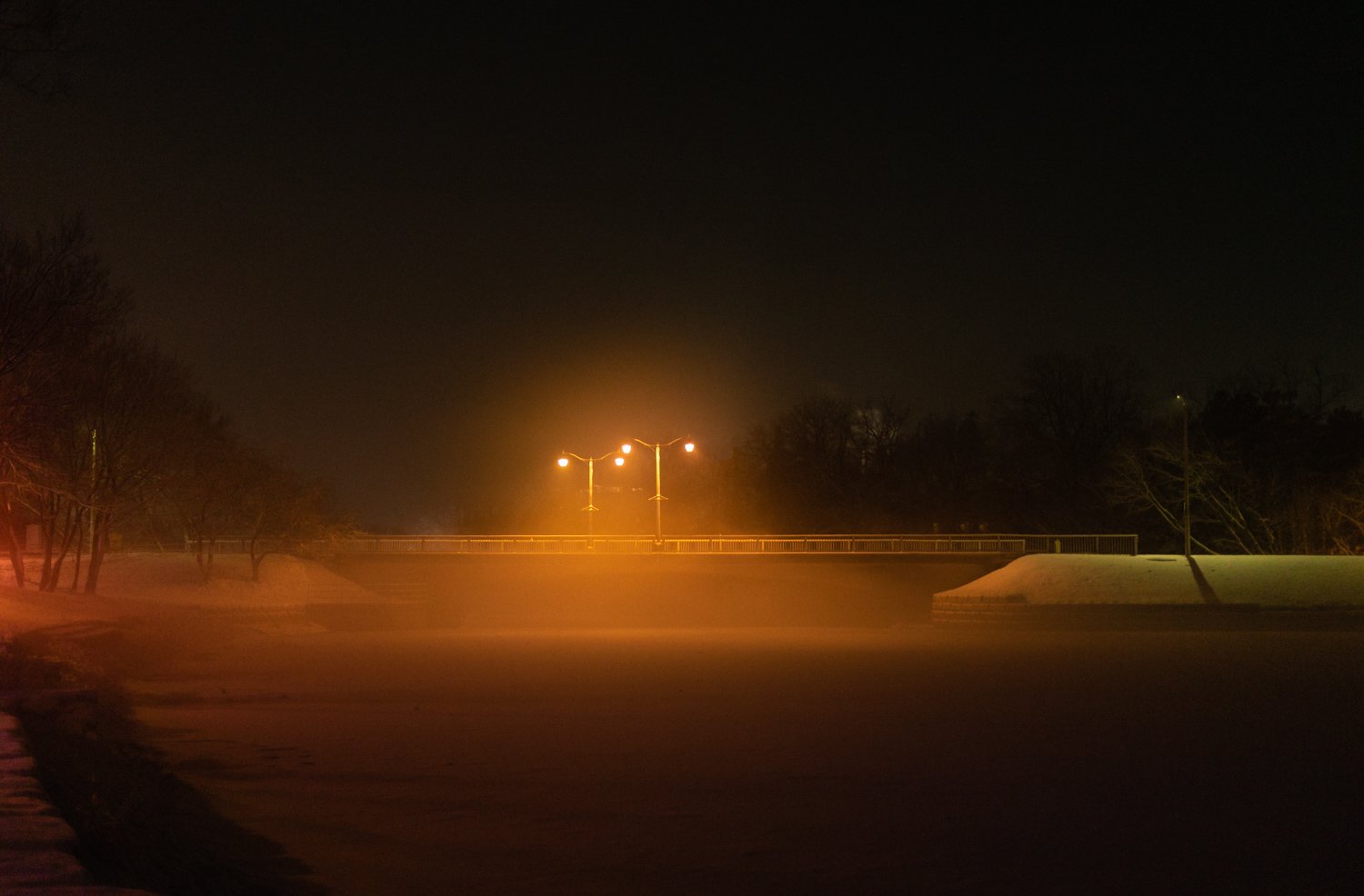 1/60, f/1.8, ISO 3200