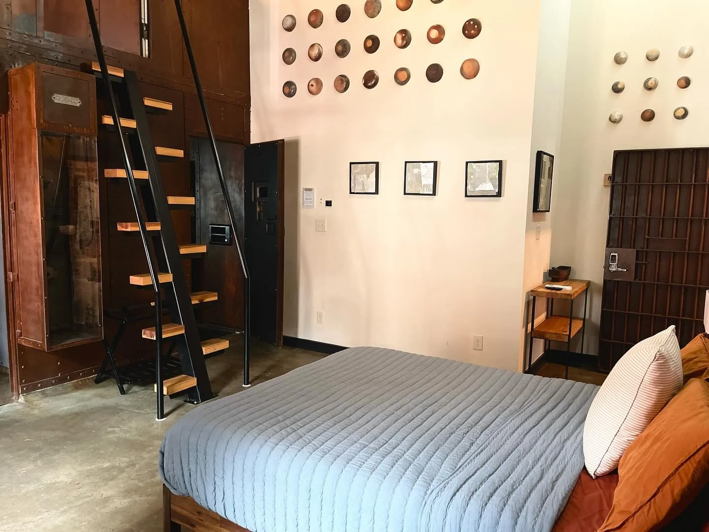 Back Street Suite features a queen size bed, an upstairs loft with additional sleeping, and a convenient kitchenette. 
Our loft suites sleep up to 4 people, more if you add an adjoining bunkroom!
Perfect for families or friends traveling together!