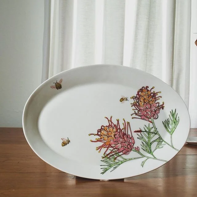 Inspiration is a wonderful thing. So let me tell you about the inspiration behind this collection... 🐝 
When Sharon from @jacoblittlesydney asked me to paint natives on platters, I looked at old botanical illustrations first. But then how to transla