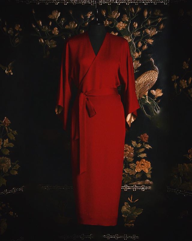 Kurenai | Wrap dress in deep red.
In ancient Japan, red color was known to ward off evil spirits and protect you from negative energy.

紅色のラップドレス。日本では赤は古来から魔除けの力があると信じられている色。

#URAMUN&Eacute; 
#CollectionKinu 
#TangoPeninsula 
#silkcrepe 
#Kyoto 
#si