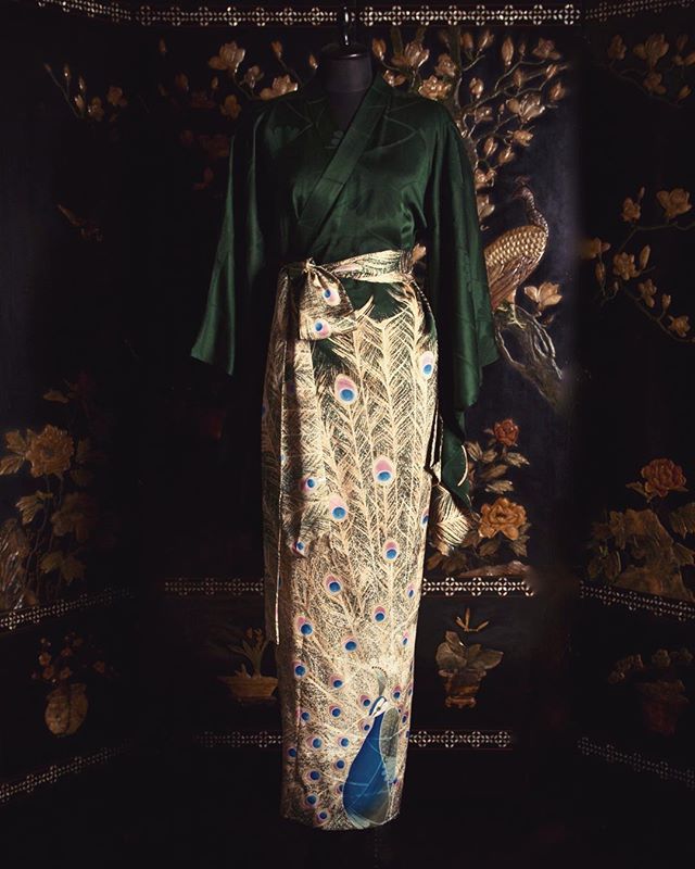 Hand painted Peacock on Silk Kimono gown| Made by an artisan in Kyoto using Kyo-yuzen dyeing techniques.

京の職人によって手描きで友禅で描かれた孔雀のガウンです。

#URAMUN&Eacute; 
#CollectionKinu 
#TangoPeninsula 
#silkcrepe 
#Kyoto 
#silk
#Japanmade 
#craftsmanship 
#wrapdres