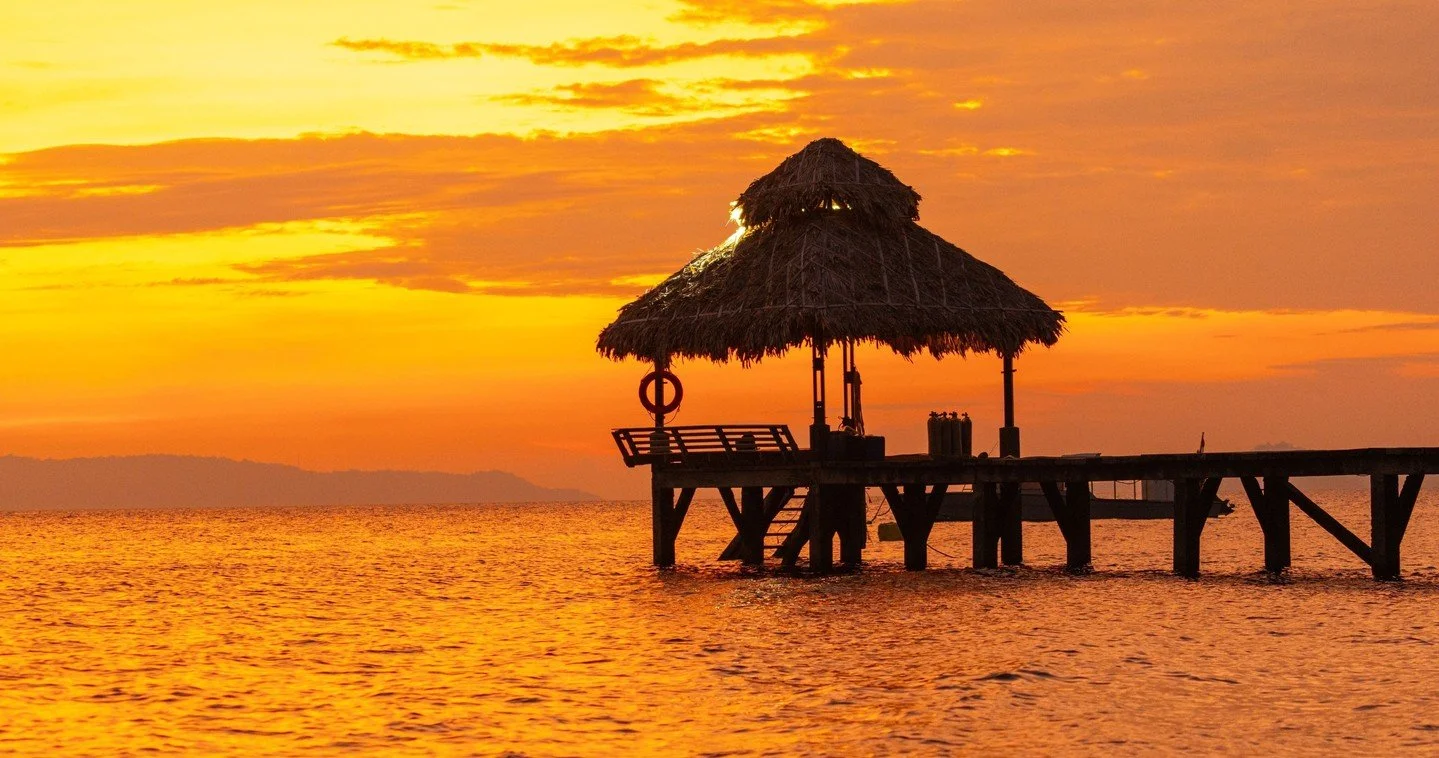 Golden skies, calm seas, and that Coral Eye kind of magic 🌅💛⁠
⁠
#Coraleye #northsulawesi #bangkaisland #dive #scuba #islandlife #adventure #travel #divetravel #paradise
